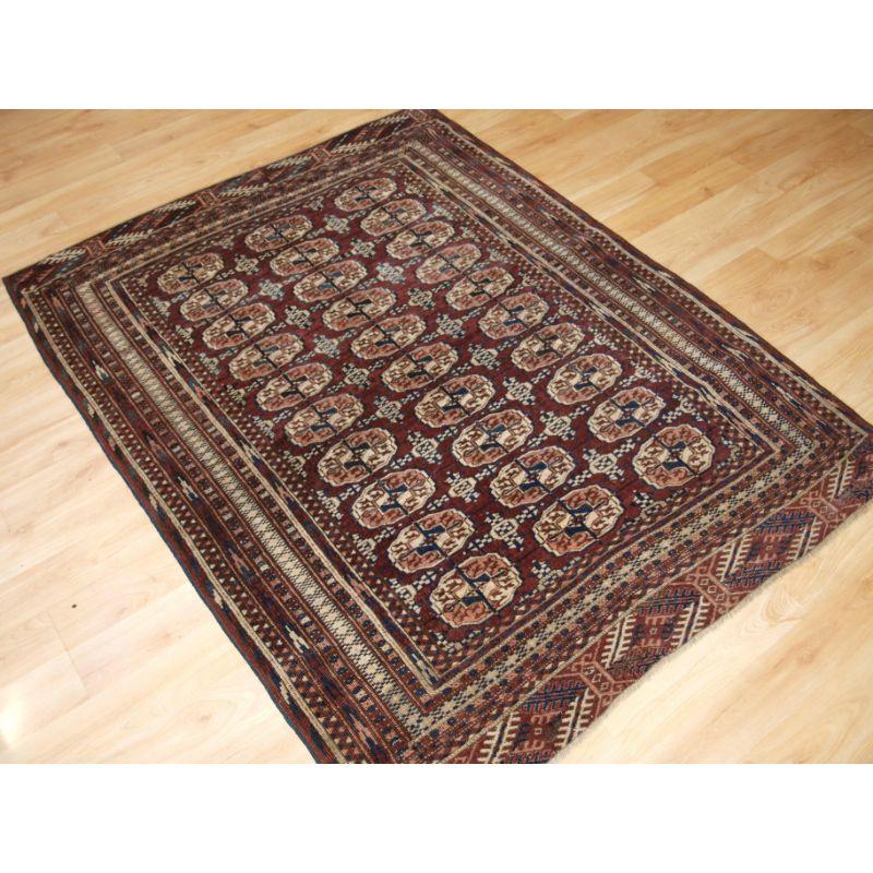 Antiker turkmenischer Tekke-Teppich mit klassischem Design und reicher Farbgebung, feiner Knüpfung und kleiner Größe; der Teppich ist von tiefroter / brauner Farbe.

Der Teppich hat ein traditionelles Tekke-Gul-Muster mit 3 Reihen von 10 Guls.

Der