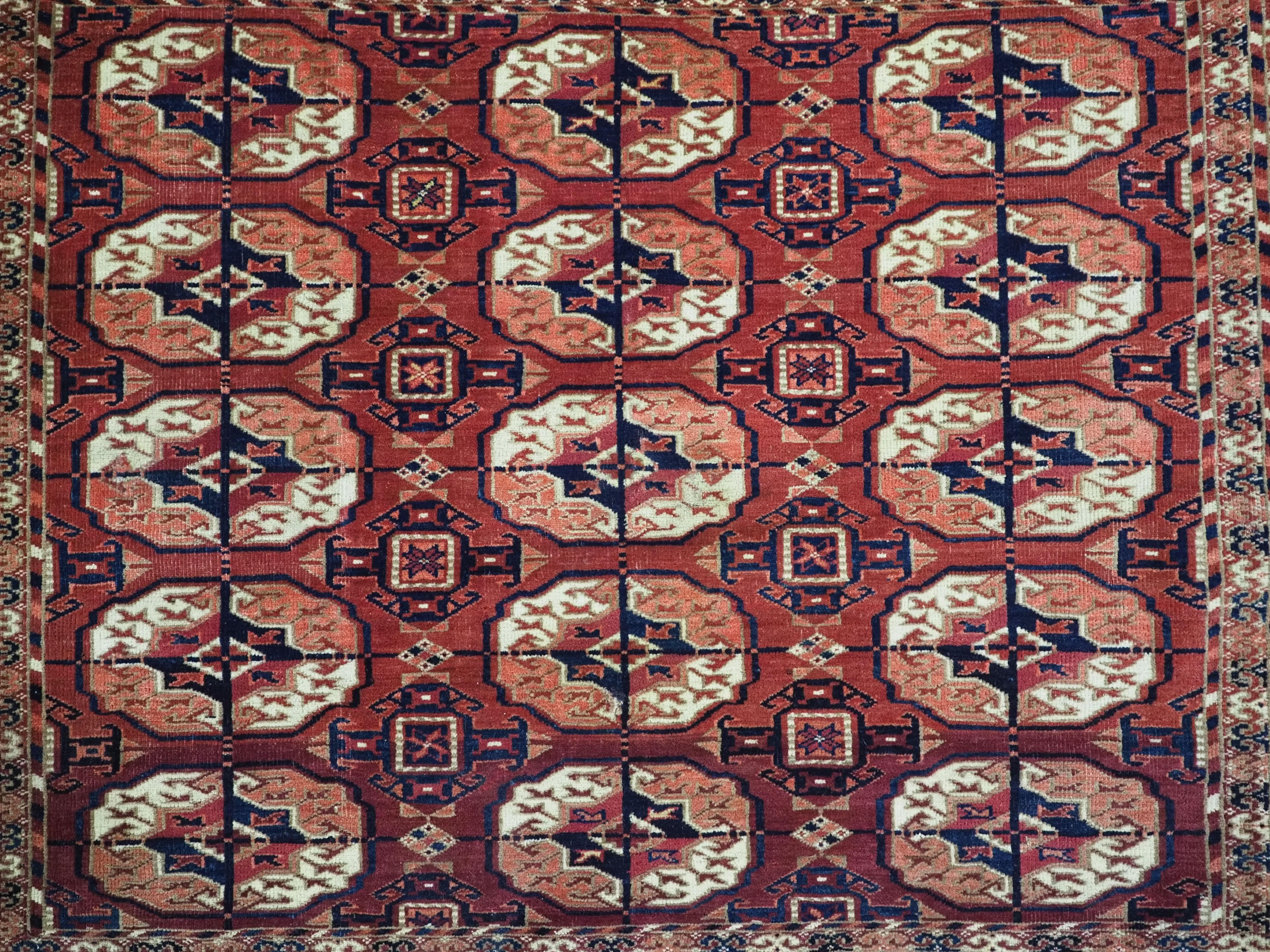 Antiker turkmenischer Tekke-Teppich mit feiner Knüpfung und kleiner quadratischer Fläche, um 1880. im Zustand „Gut“ im Angebot in Moreton-In-Marsh, GB