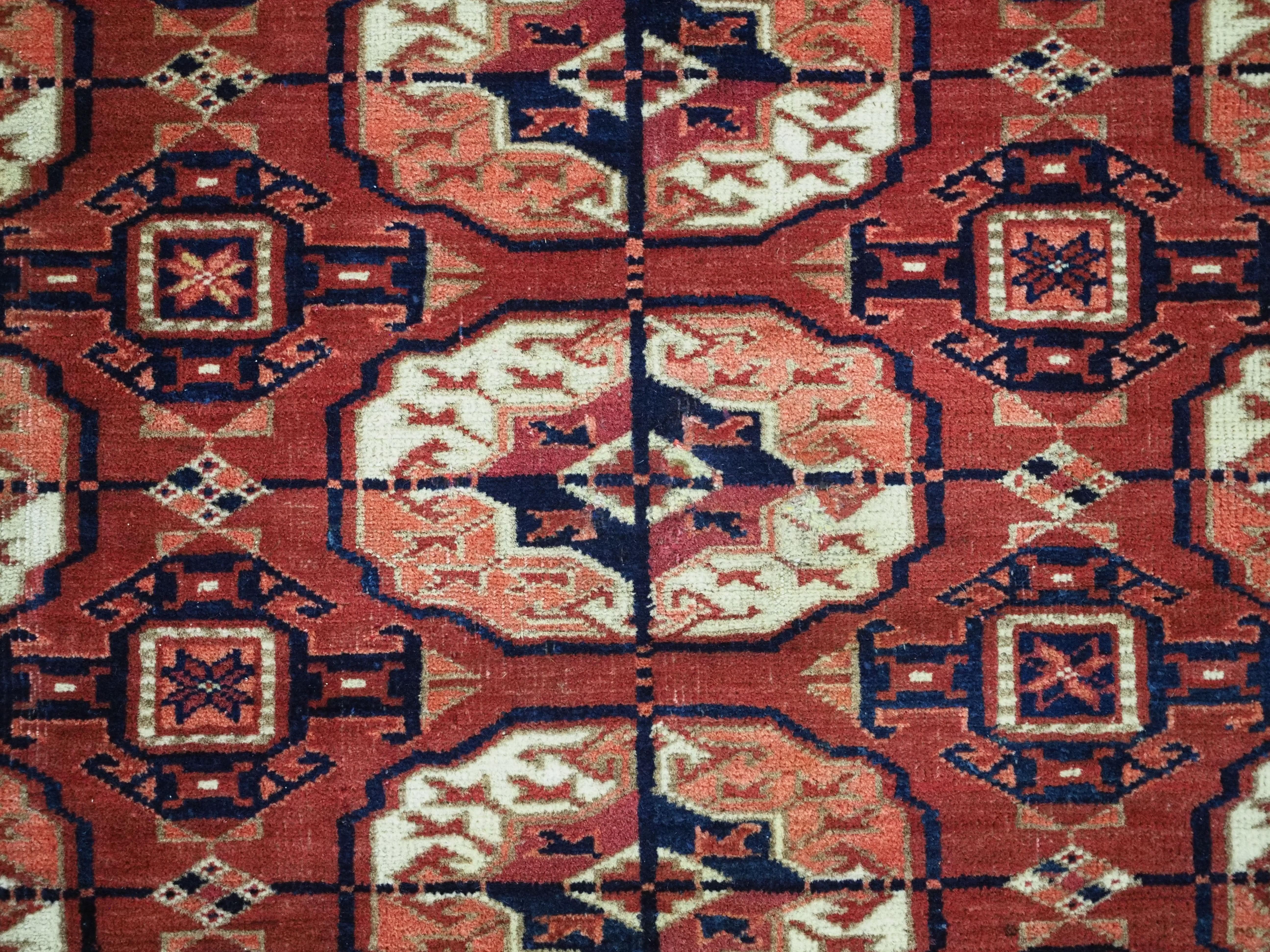 Antiker turkmenischer Tekke-Teppich mit feiner Knüpfung und kleiner quadratischer Fläche, um 1880. (Spätes 19. Jahrhundert) im Angebot