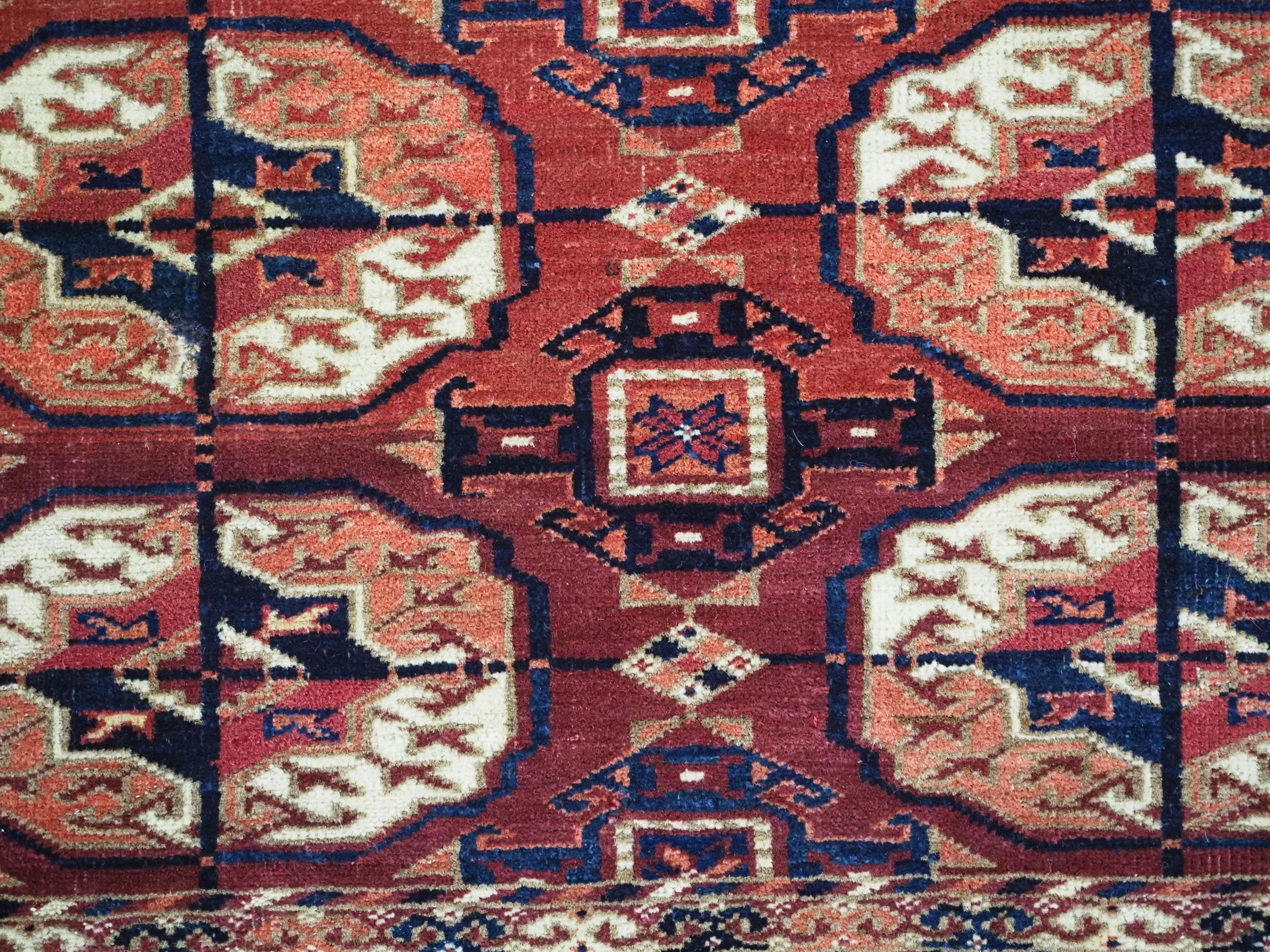 Antiker turkmenischer Tekke-Teppich mit feiner Knüpfung und kleiner quadratischer Fläche, um 1880. (Wolle) im Angebot