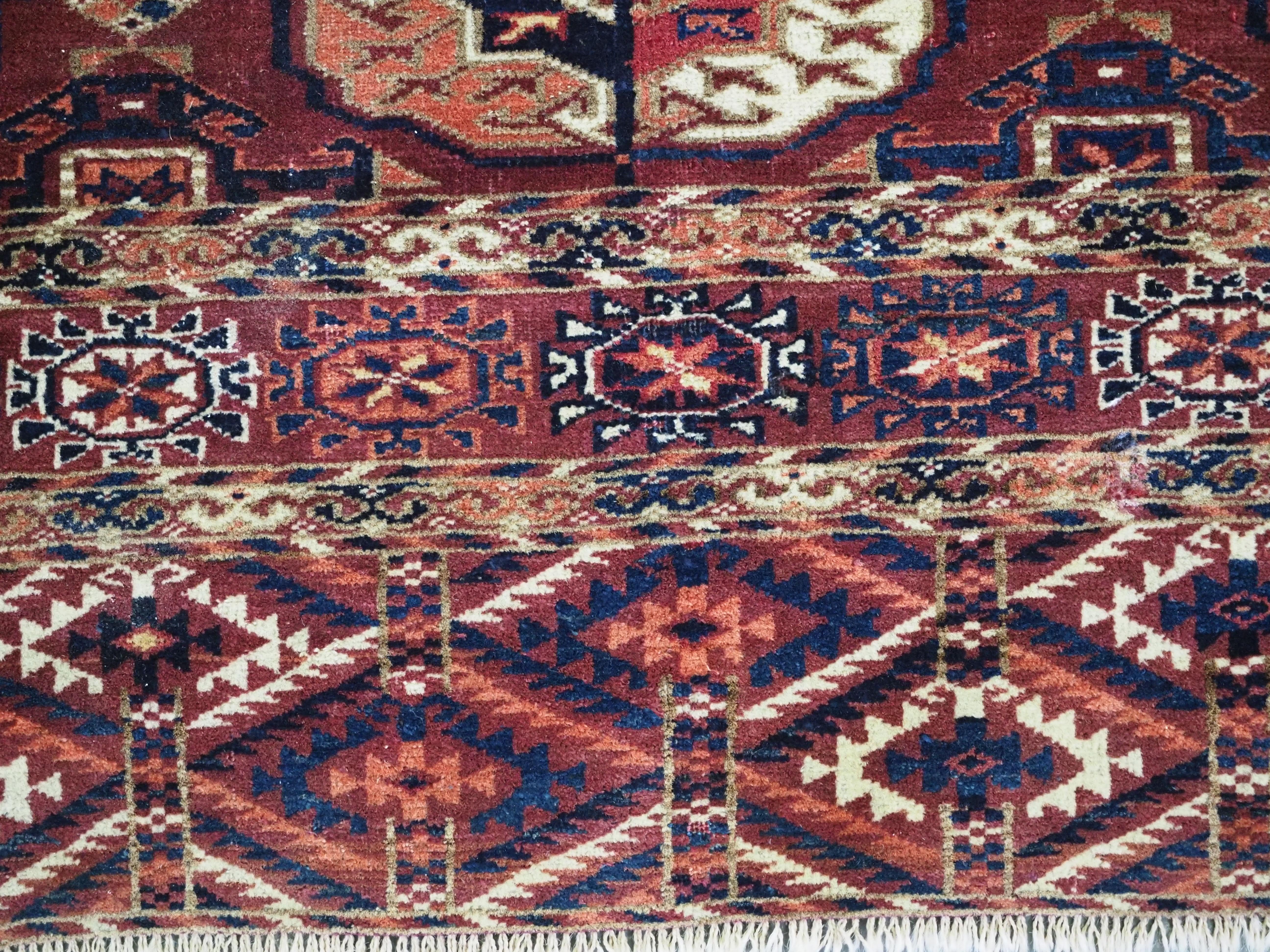 Antiker turkmenischer Tekke-Teppich mit feiner Knüpfung und kleiner quadratischer Fläche, um 1880. im Angebot 1