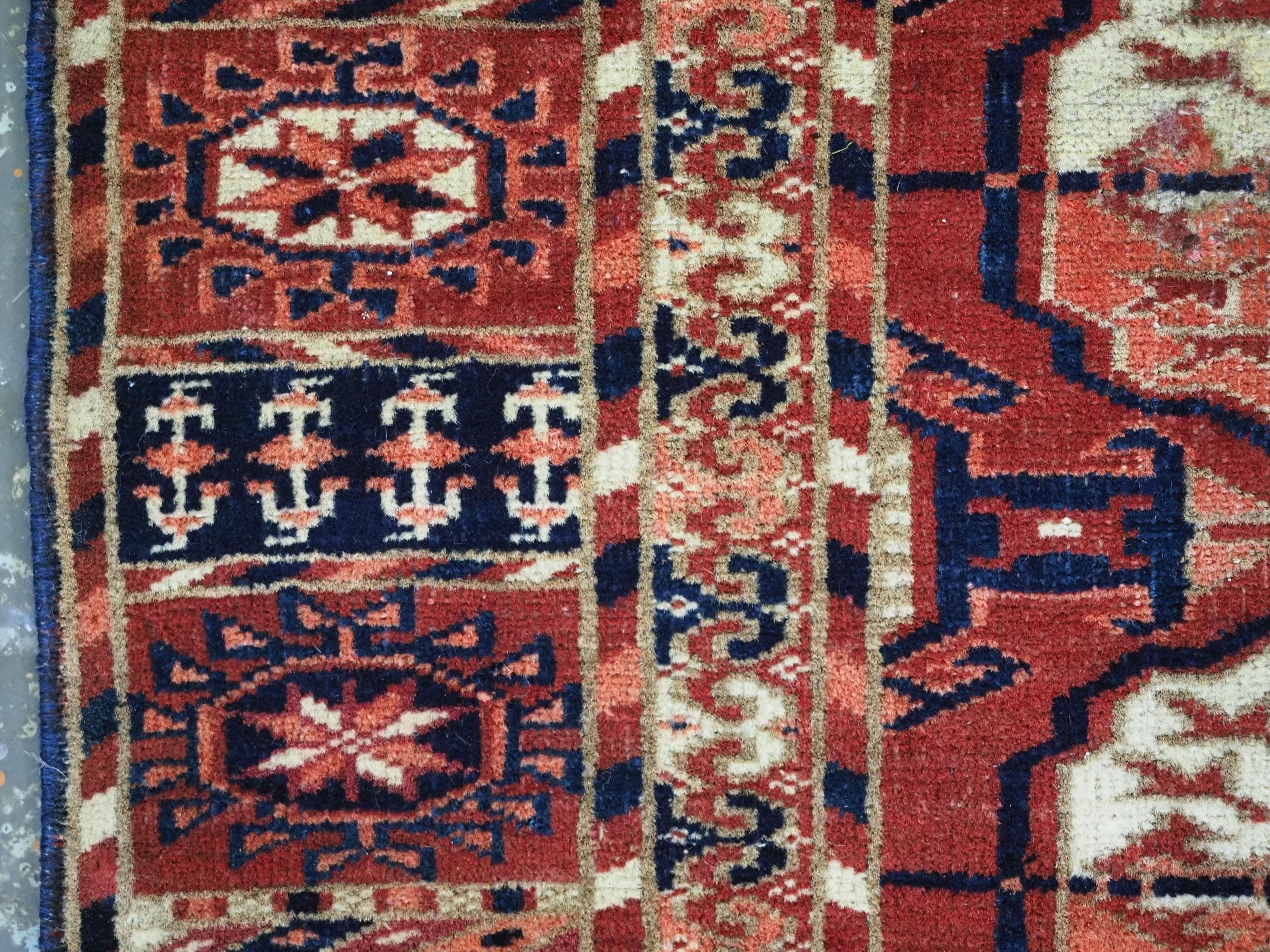 Antiker turkmenischer Tekke-Teppich mit feiner Knüpfung und kleiner quadratischer Fläche, um 1880. im Angebot 2