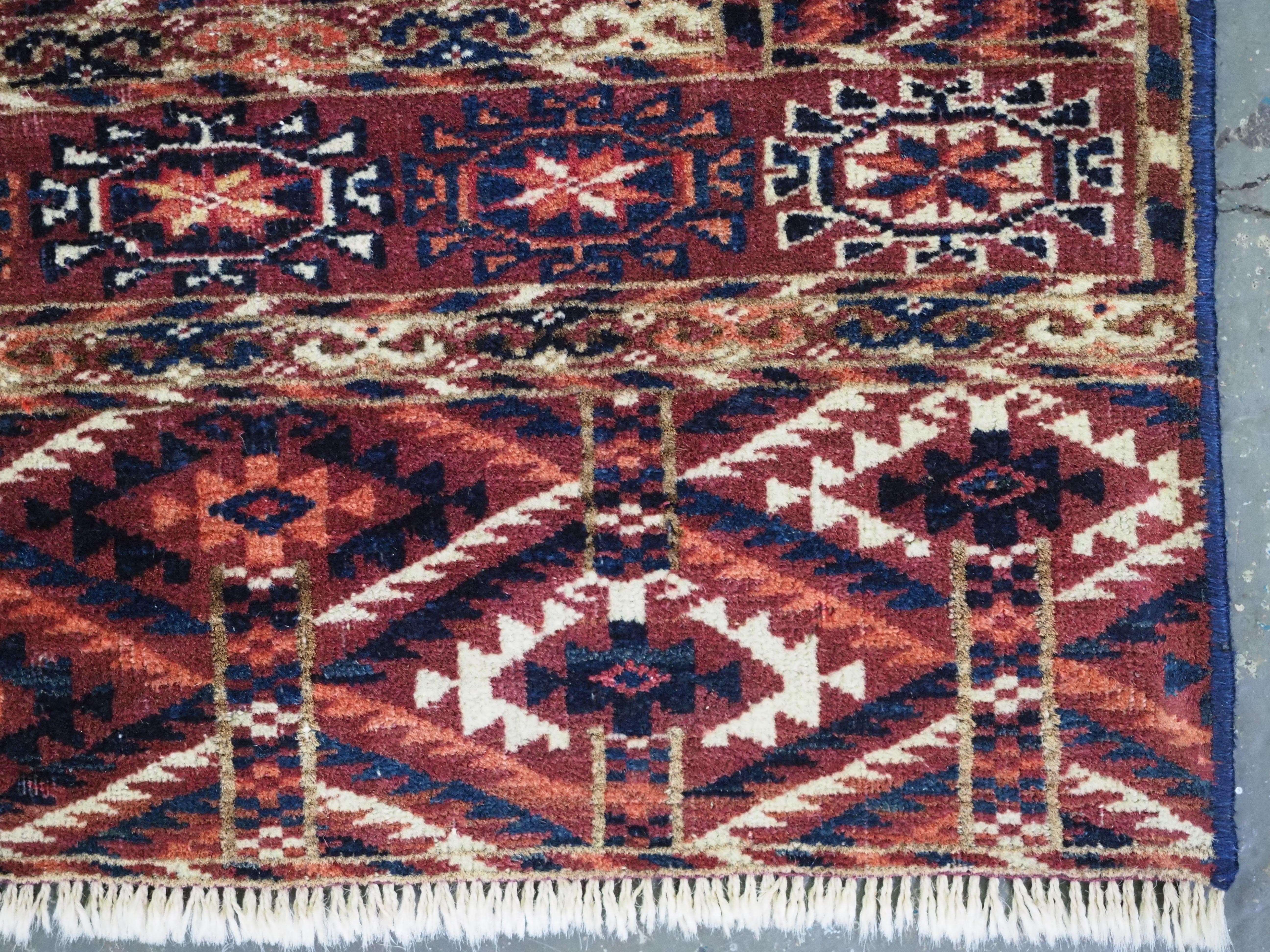 Antiker turkmenischer Tekke-Teppich mit feiner Knüpfung und kleiner quadratischer Fläche, um 1880. im Angebot 3