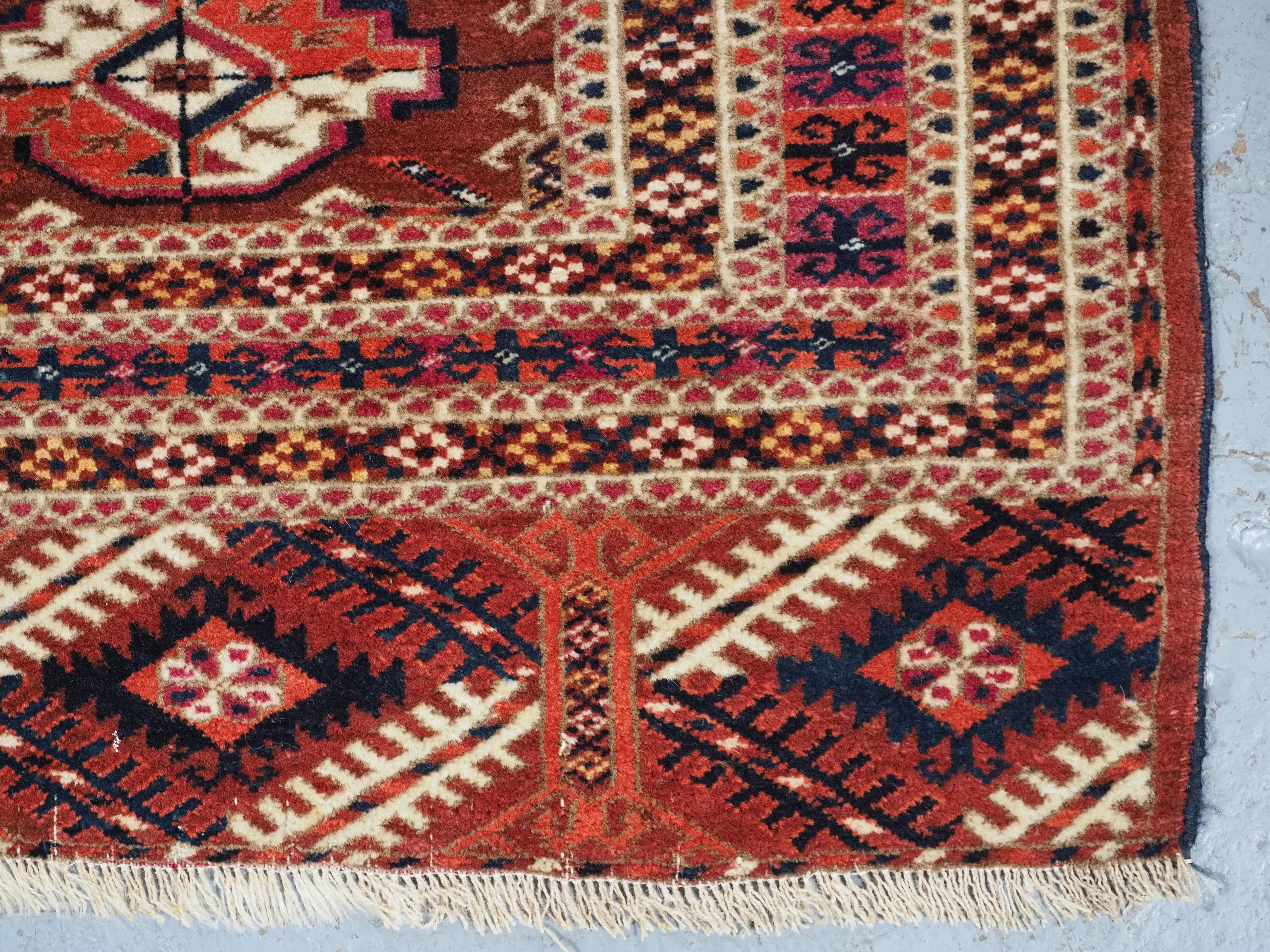 Antiker turkmenischer Tekke-Teppich mit feiner Knüpfung und kleiner quadratischer Fläche.  Um 1890. im Angebot 4