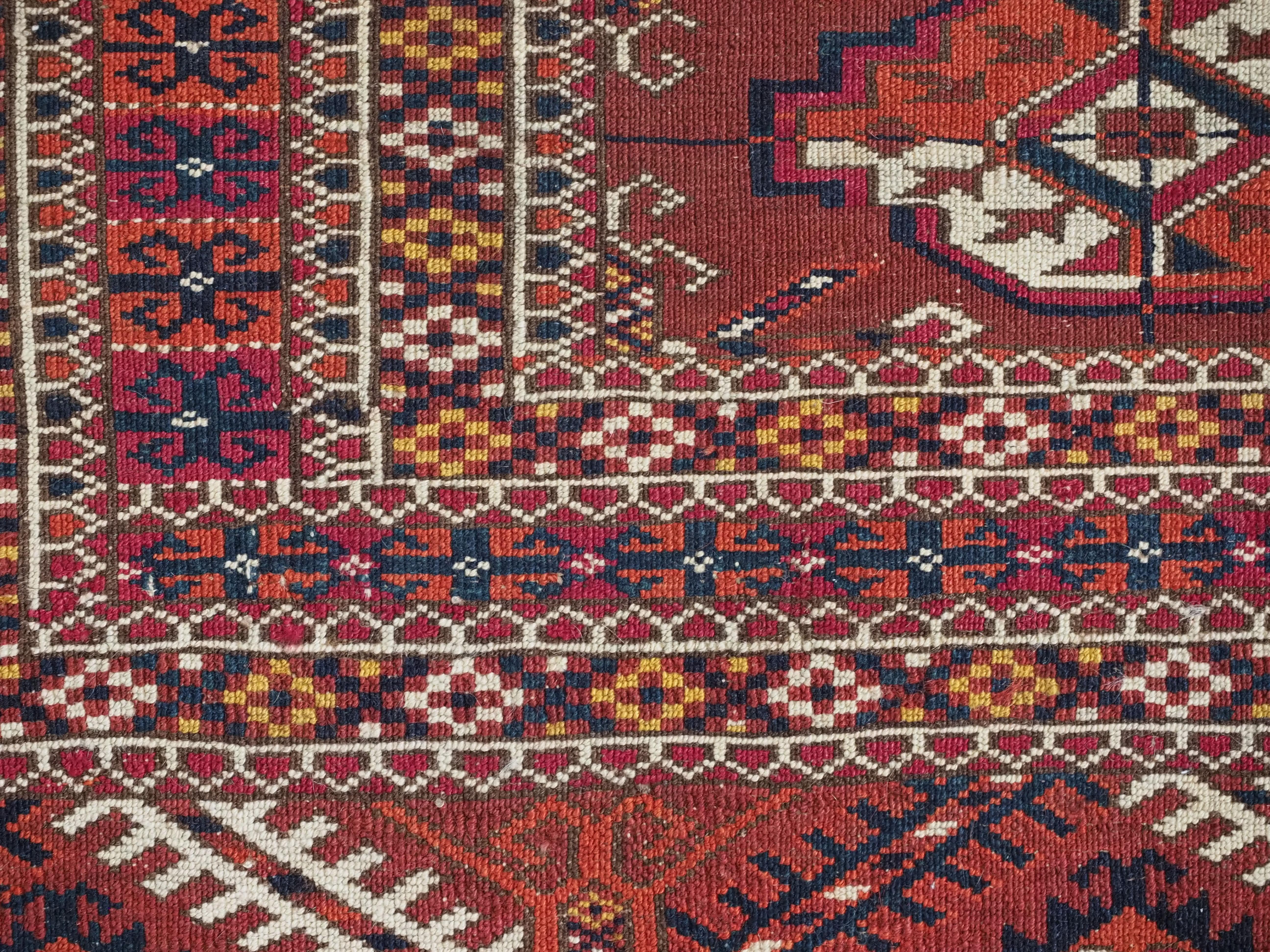 Antiker turkmenischer Tekke-Teppich mit feiner Knüpfung und kleiner quadratischer Fläche.  Um 1890. im Angebot 5