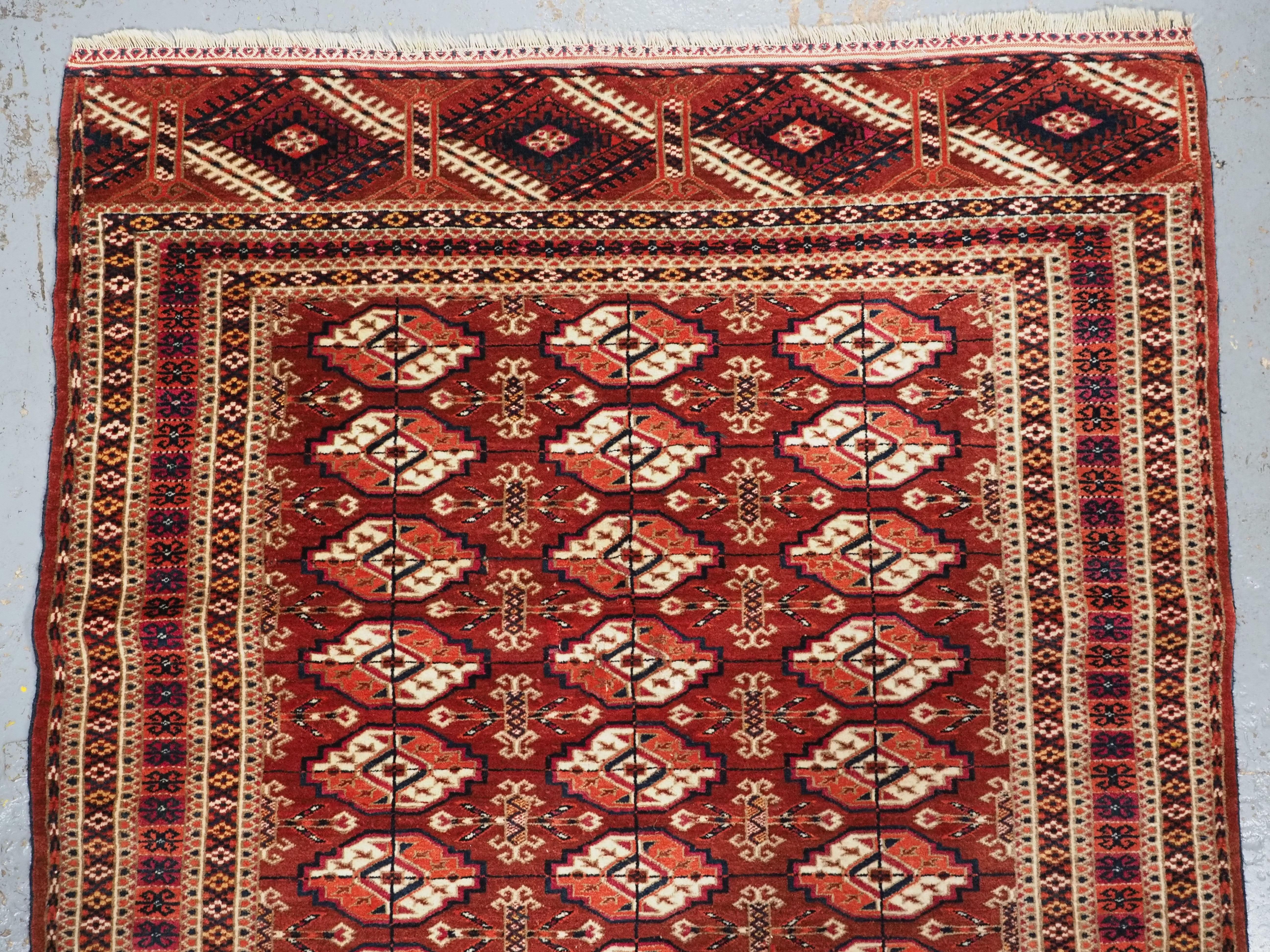 Antiker turkmenischer Tekke-Teppich mit feiner Knüpfung und kleiner quadratischer Fläche.  Um 1890. (Asiatisch) im Angebot