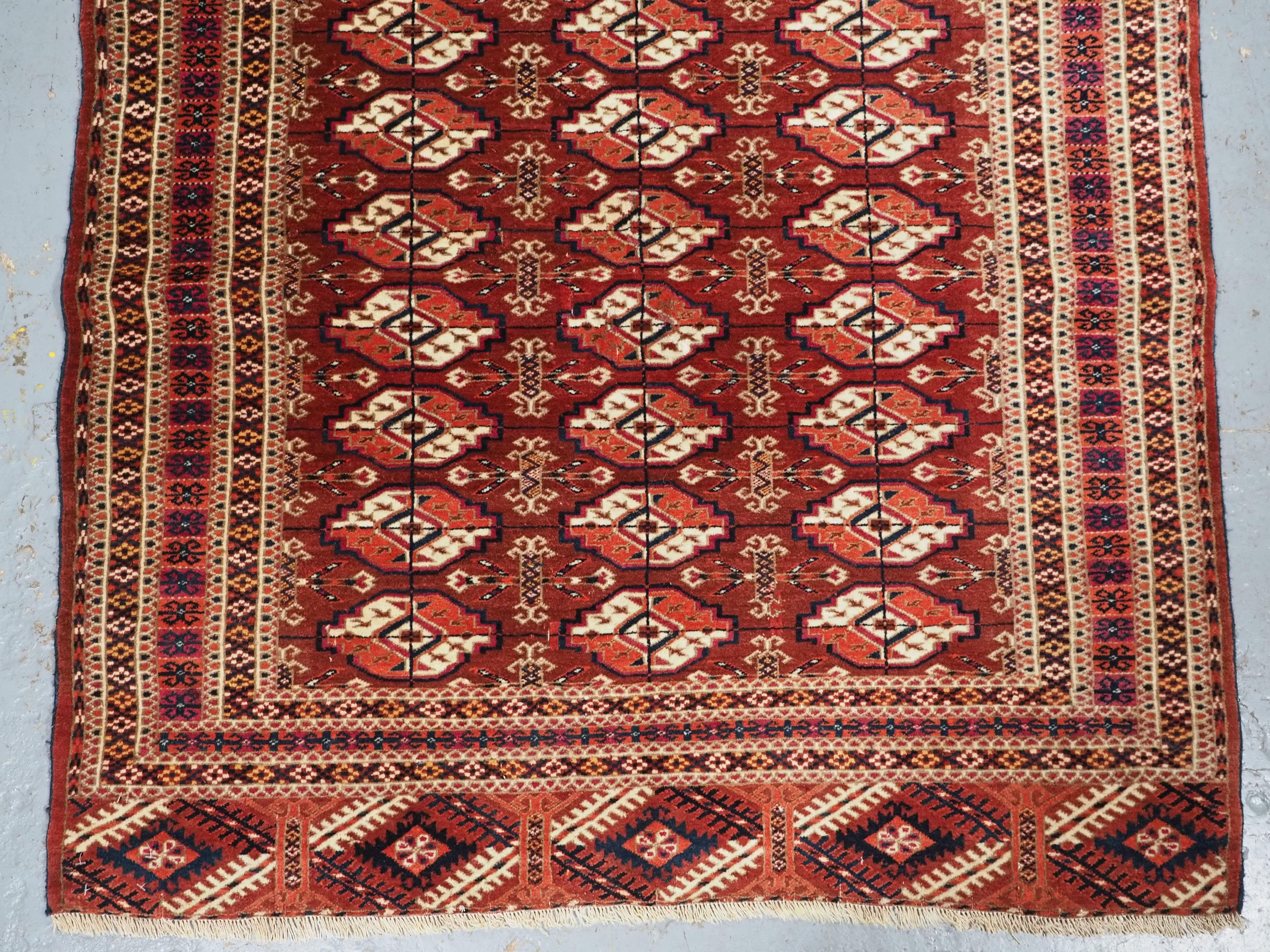 Antiker turkmenischer Tekke-Teppich mit feiner Knüpfung und kleiner quadratischer Fläche.  Um 1890. im Zustand „Gut“ im Angebot in Moreton-In-Marsh, GB