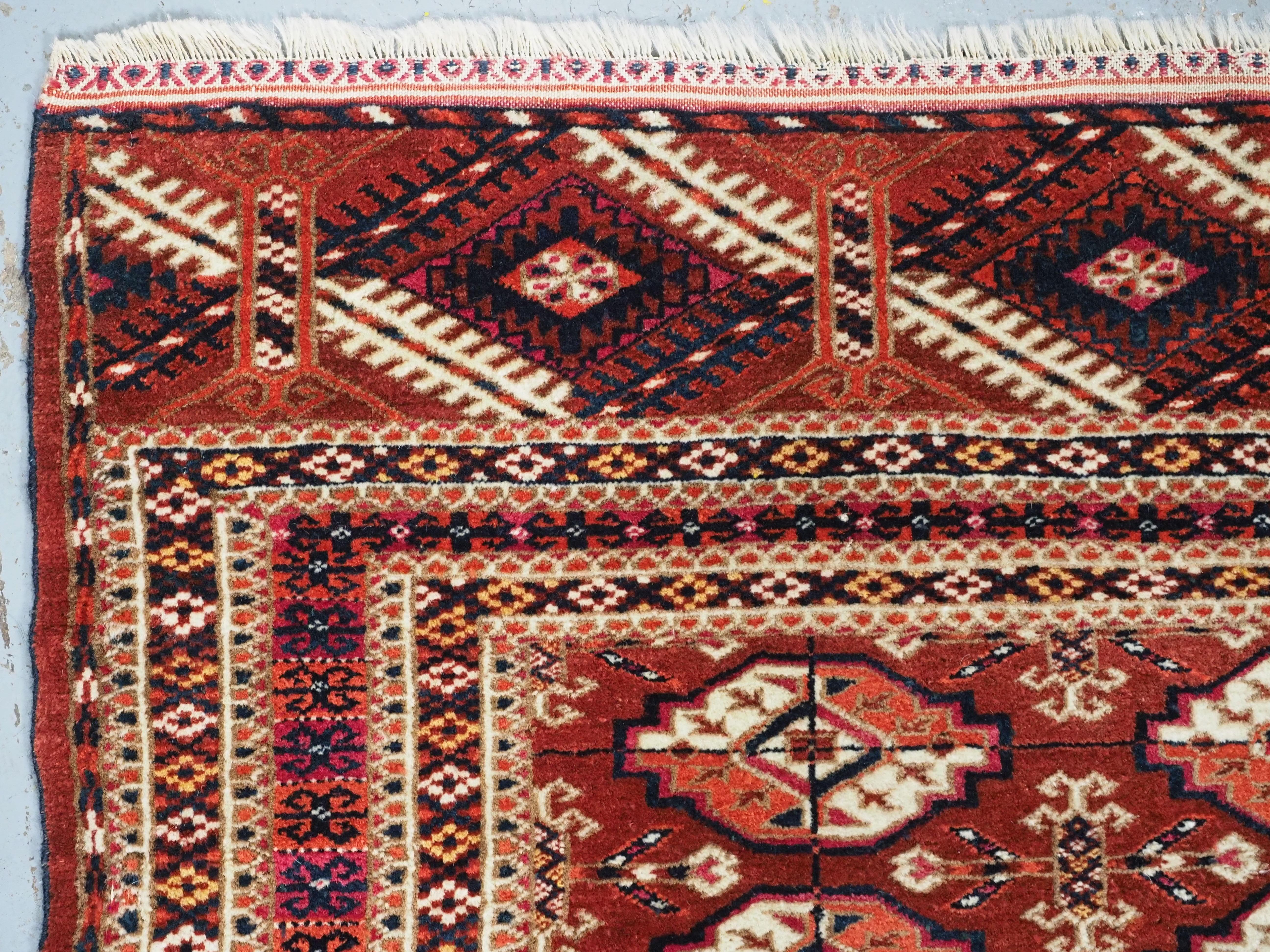 Antiker turkmenischer Tekke-Teppich mit feiner Knüpfung und kleiner quadratischer Fläche.  Um 1890. (Spätes 19. Jahrhundert) im Angebot