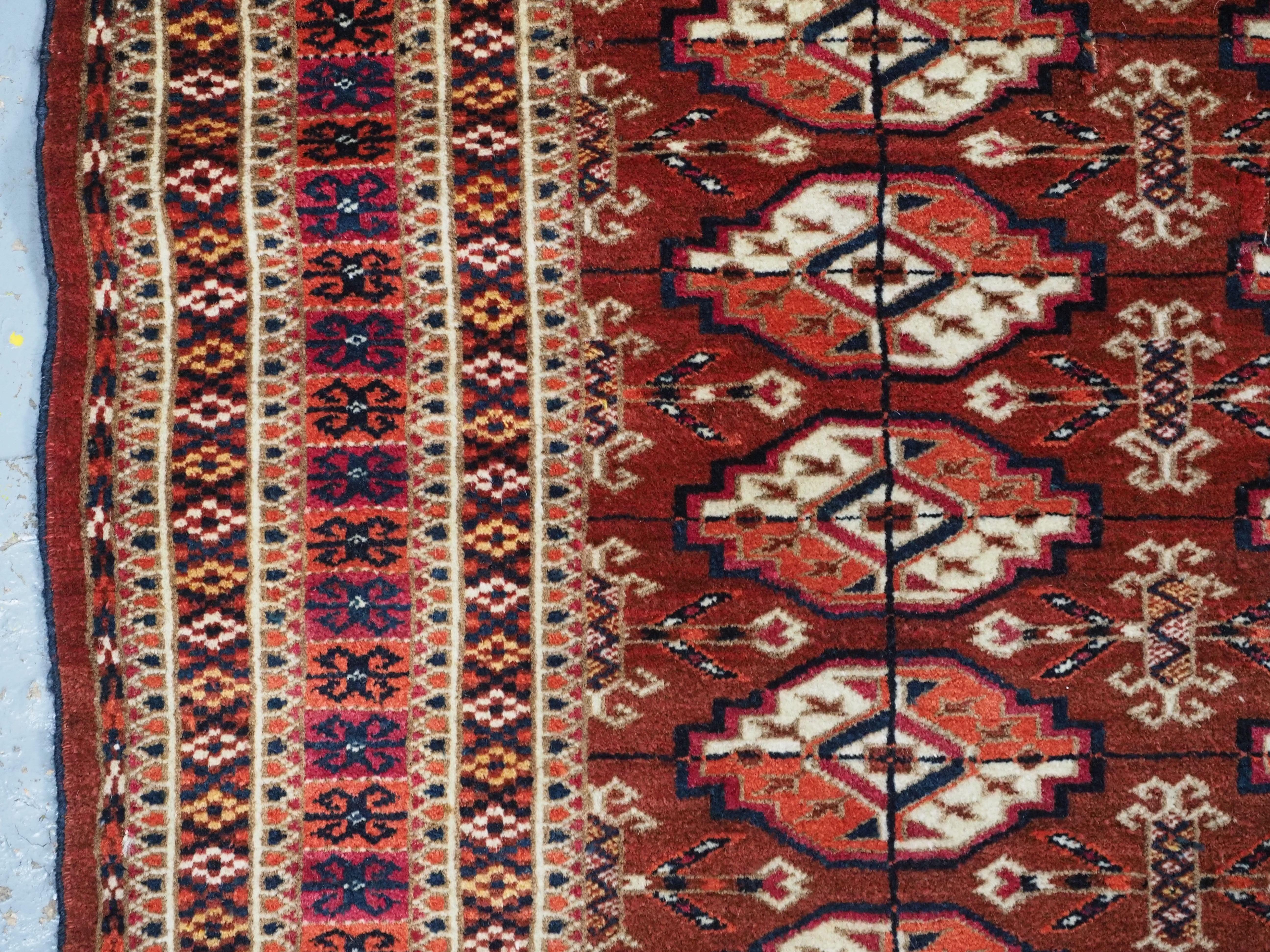 Antiker turkmenischer Tekke-Teppich mit feiner Knüpfung und kleiner quadratischer Fläche.  Um 1890. (Wolle) im Angebot