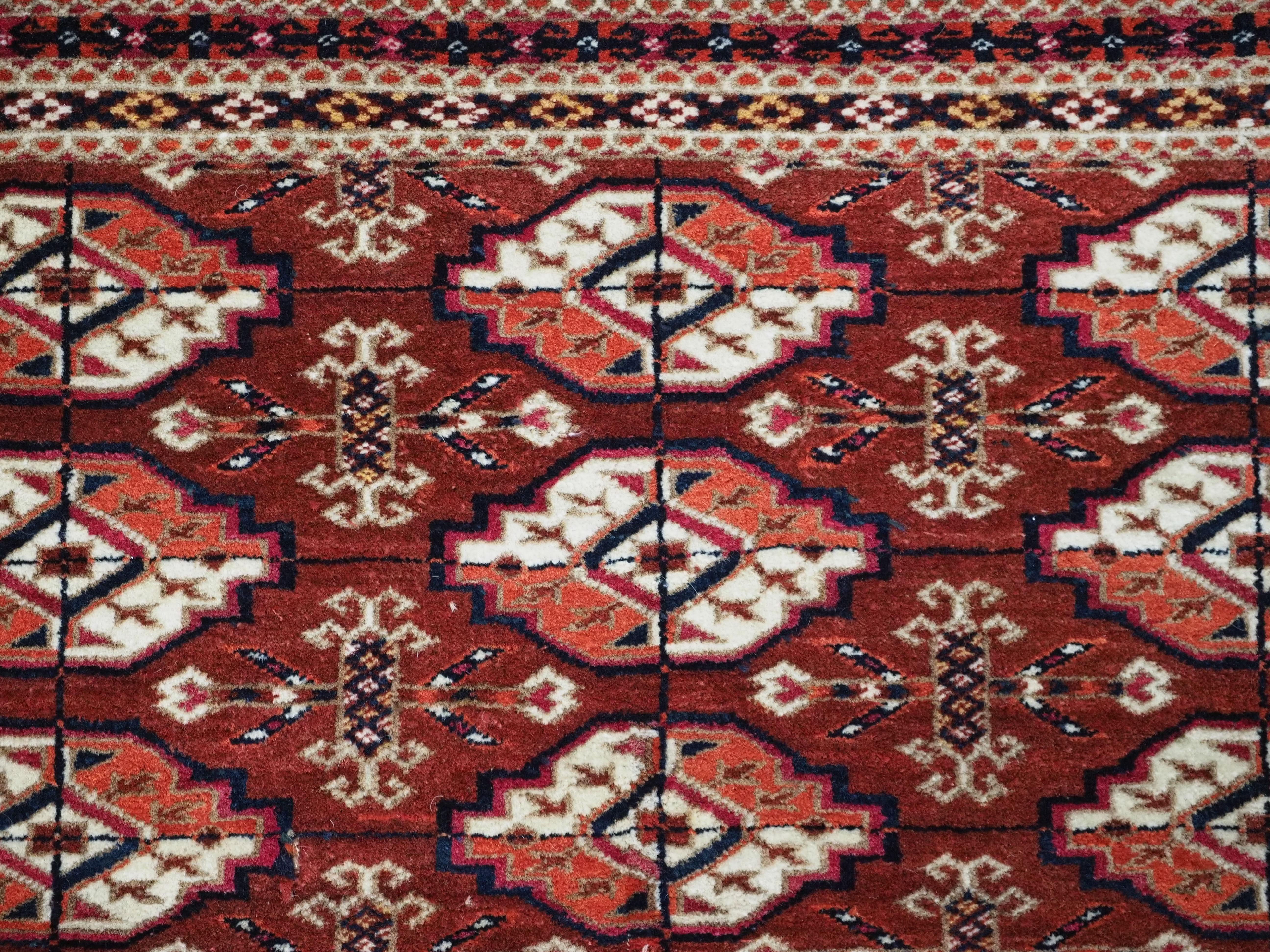 Antiker turkmenischer Tekke-Teppich mit feiner Knüpfung und kleiner quadratischer Fläche.  Um 1890. im Angebot 1