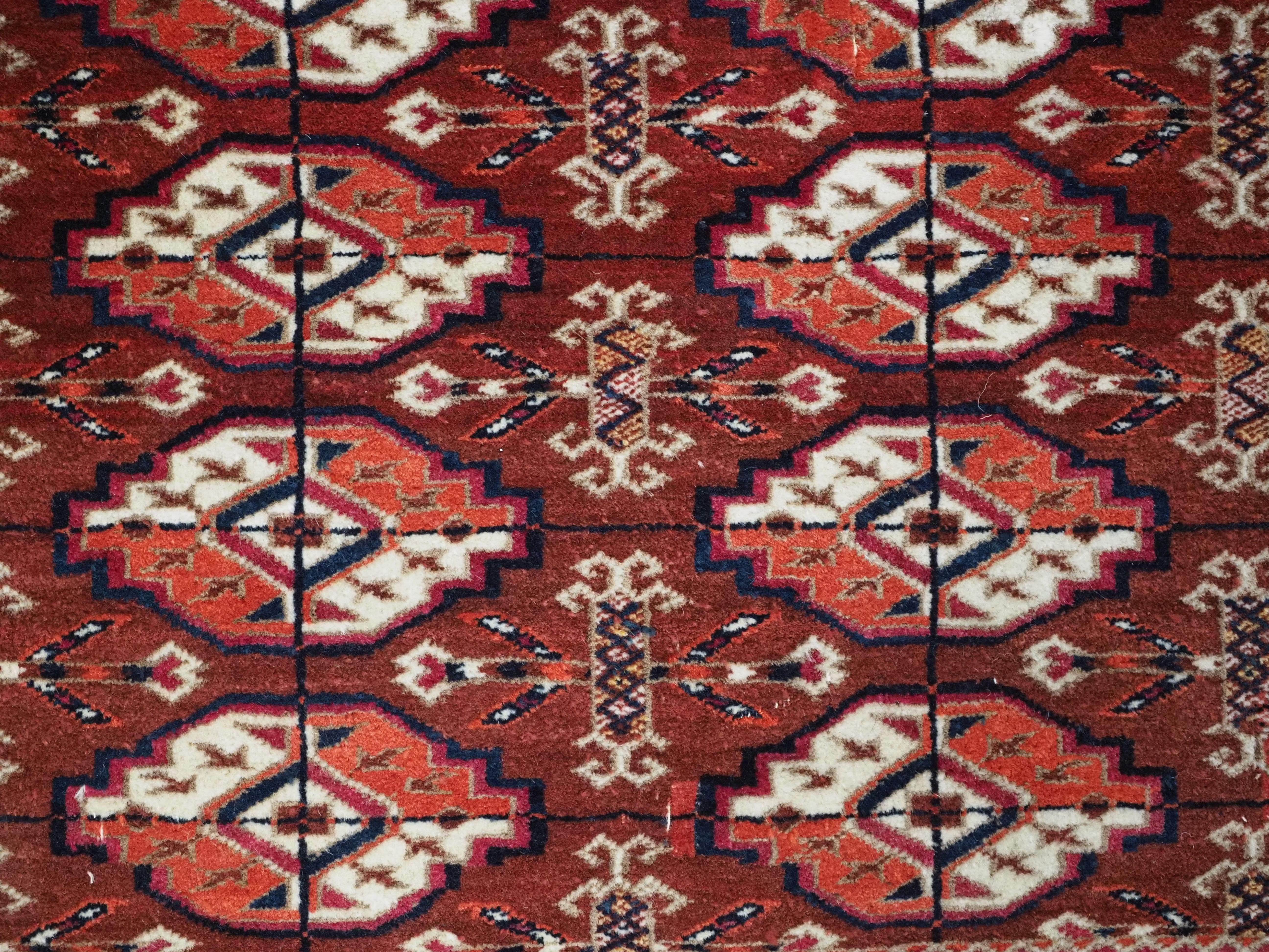 Antiker turkmenischer Tekke-Teppich mit feiner Knüpfung und kleiner quadratischer Fläche.  Um 1890. im Angebot 2