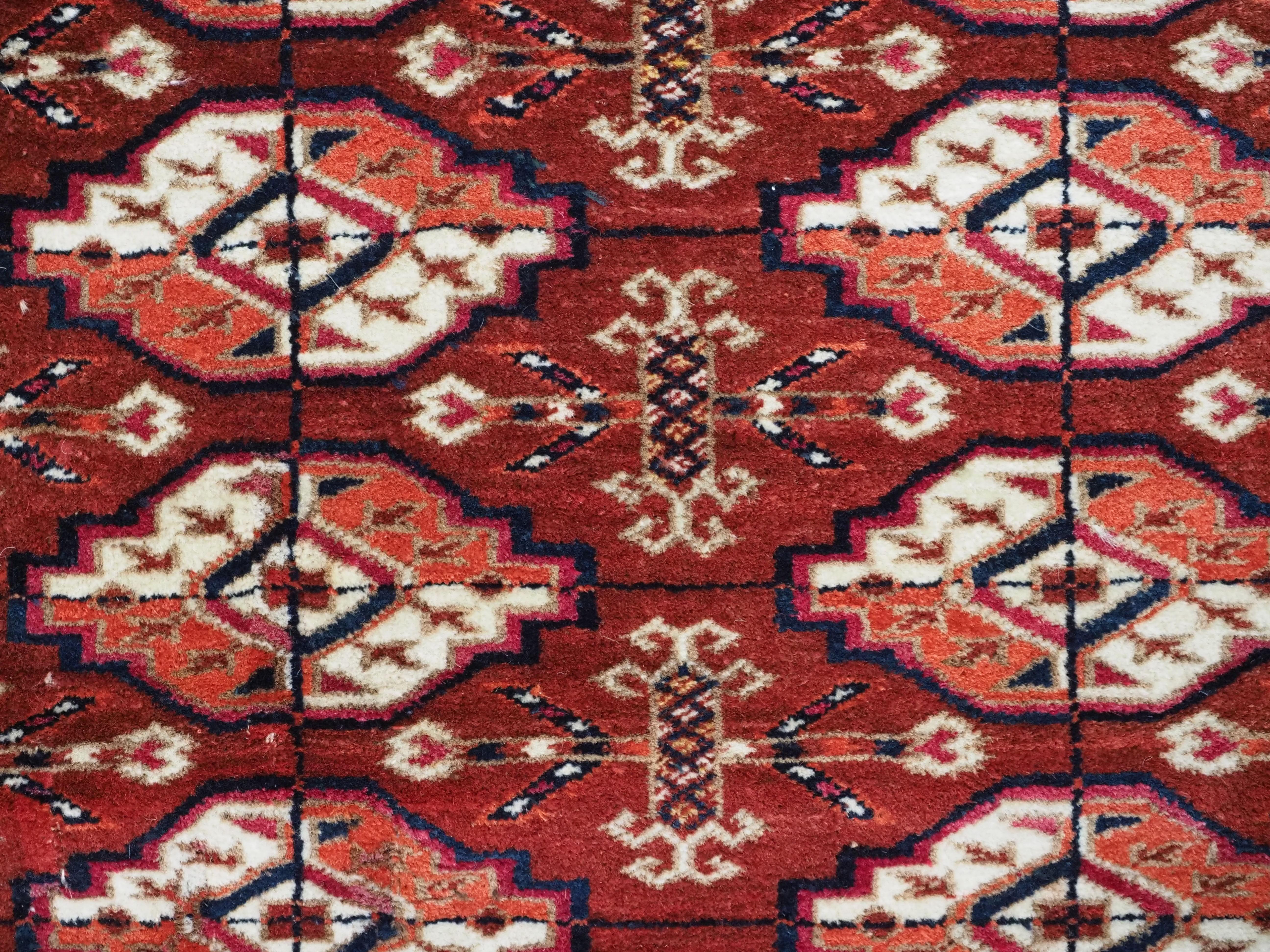 Antiker turkmenischer Tekke-Teppich mit feiner Knüpfung und kleiner quadratischer Fläche.  Um 1890. im Angebot 3