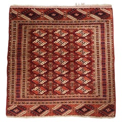 Antiker turkmenischer Tekke-Teppich mit feiner Knüpfung und kleiner quadratischer Fläche.  Um 1890.