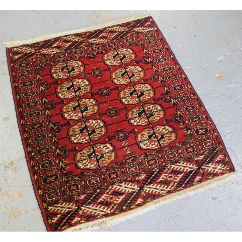 Antiker Tekke Turkmen Teppich mit traditionellem Design und angenehmer roter Farbe, der Teppich ist von seltener, sehr kleiner Größe
CIRCA 1900

Der Teppich hat eine traditionelle Tekke Design mit 2 Reihen von 5 guls Der Teppich ist gut gezeichnet