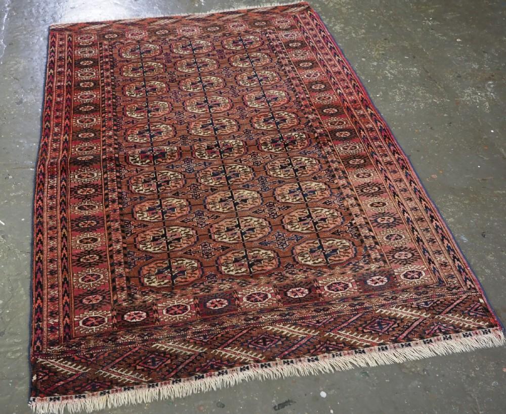 Ancien tapis turkmène Tekke de petite taille, aux couleurs douces et aux reflets cochenille.
Circa 1900

Il s'agit d'un bel exemple de tapis Tekke avec 3 rangées de 10 guls Tekke La palette de couleurs est douce et chaude avec un champ rouge garance