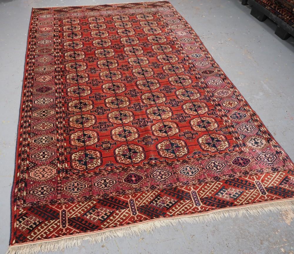 Tapis antique Tekke du Turkménistan, aux couleurs superbes
Circa 1900

Cet excellent exemple comporte 4 rangées de 12 guls de Tekke sur un champ rouge garance chaud. Les bordures sont de type 