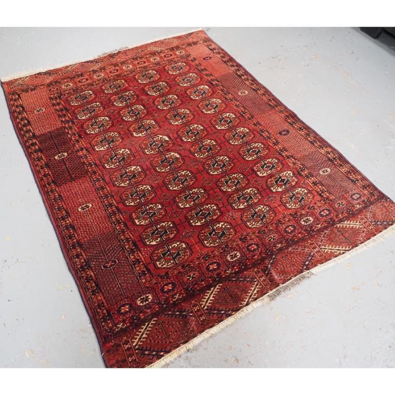 Tapis antique Tekke du Turkménistan, d'un rouge chaud et doux
Circa 1900

Cet exemple agréable présente 4 rangées de 10 guls de Tekke sur un champ rouge garance doux, les bordures sont du motif 