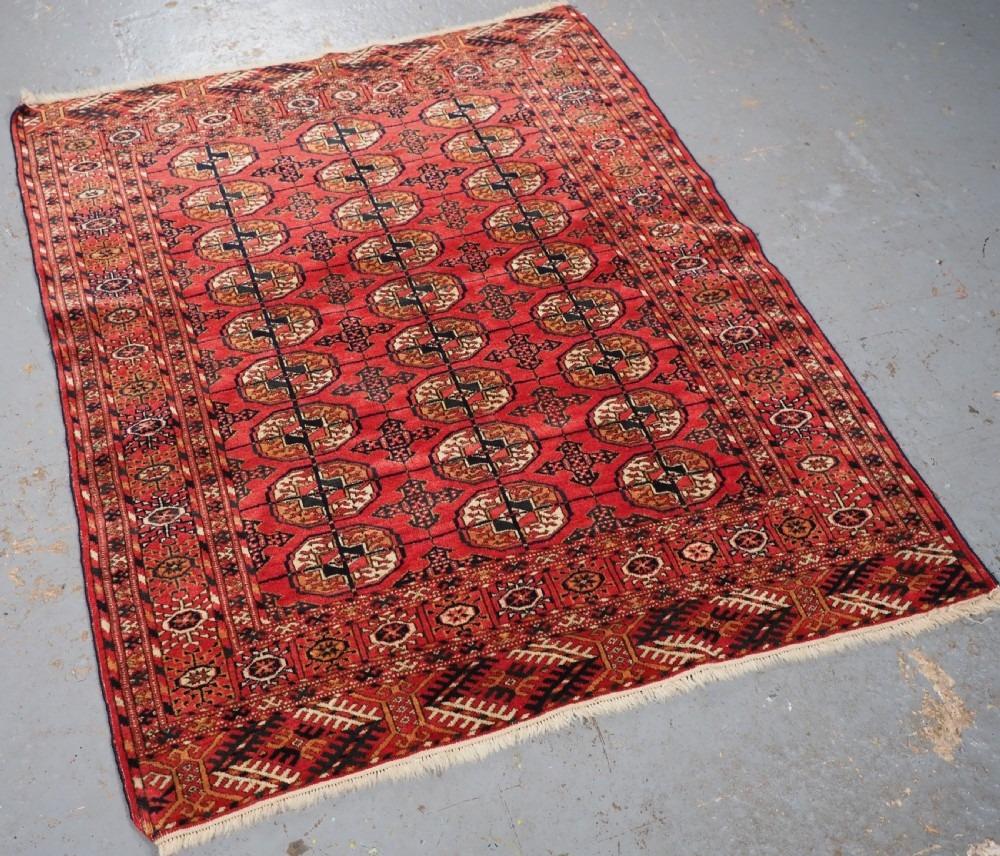 Ancien tapis turkmène Tekke de petite taille et au tissage fin
Circa 1900

Ces tapis sont considérés comme des tissages de 