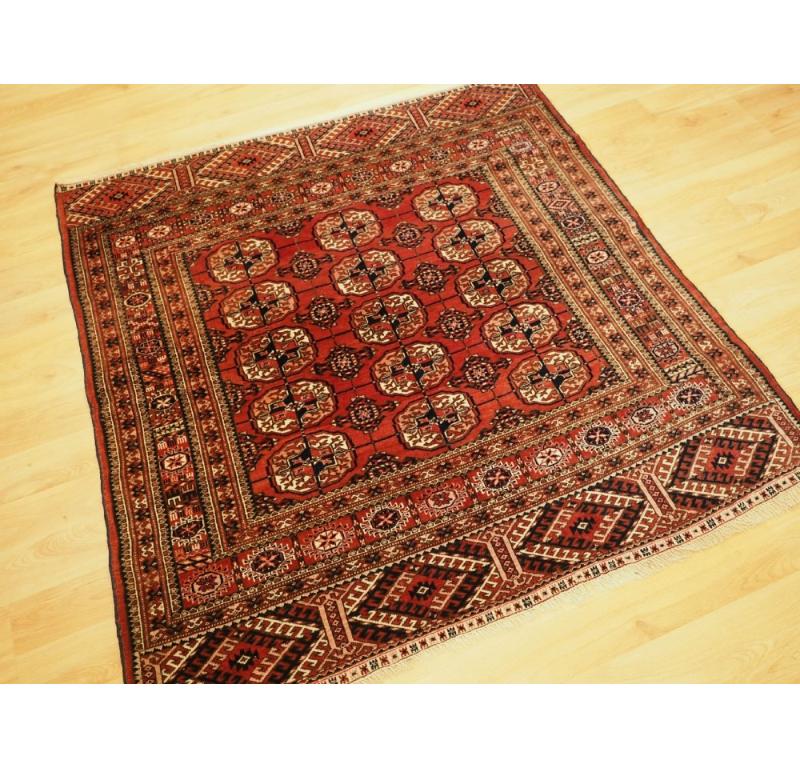 Antiker turkmenischer Teppich Tekke mit feiner Knüpfung und kleinem Quadratmaß
CIRCA 1900

Diese Teppiche gelten als 