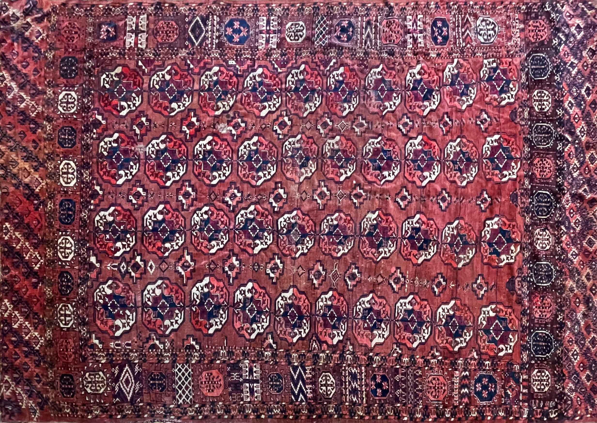Begeben Sie sich auf eine Reise durch die Zeit und entdecken Sie die reiche Geschichte der turkmenischen Teppiche, die ein Zeugnis der Nomadenstämme sind, die diese Meisterwerke vor Jahrhunderten hergestellt haben. In einer längst vergangenen Ära