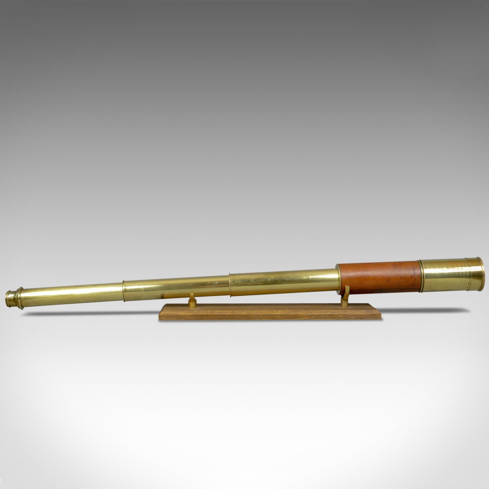 This is an antique telescope, a three draw refractor for terrestrial or astronomical use. An English scope dating to the early 19th century, circa 1820.

Perfect for bird watching, landscape appreciation, wildlife, or maritime observation. Equally