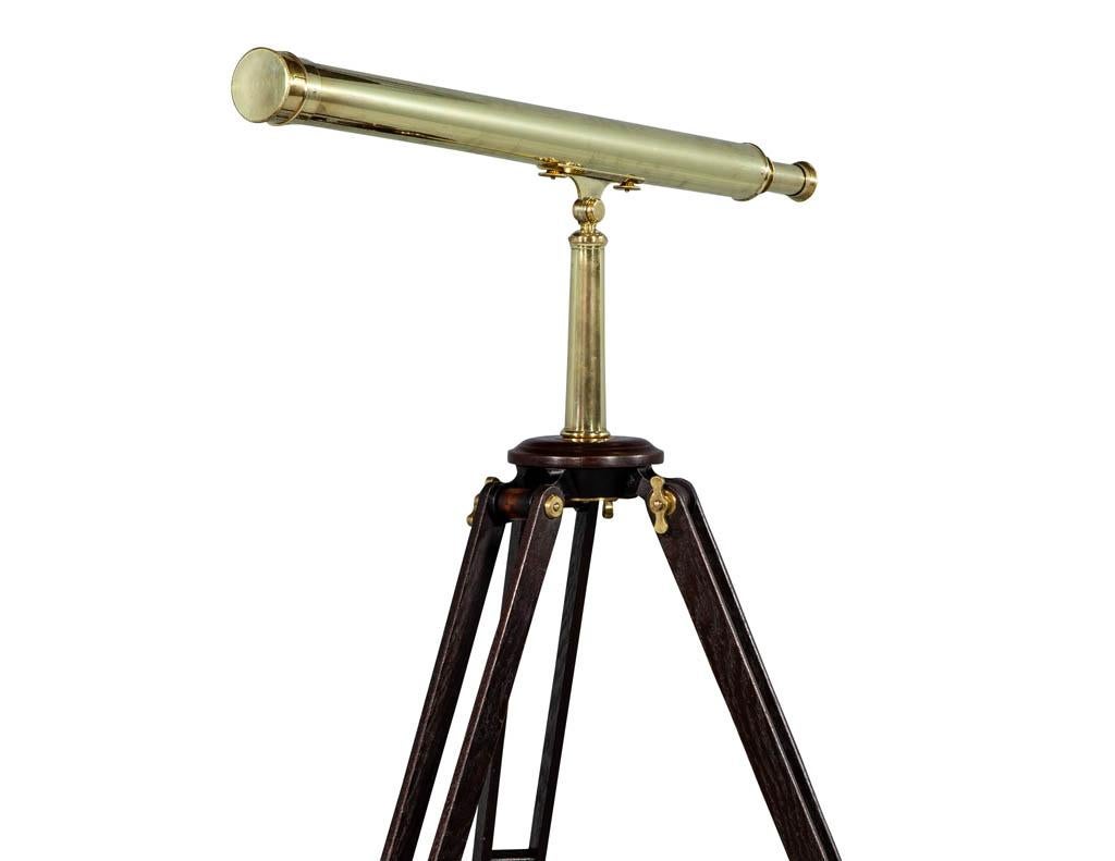 Tous les télescopes d'origine en laiton de la fin du 19ème siècle sont montés sur une base en chêne à trois cosses. Par A. Bardou:: Paris.