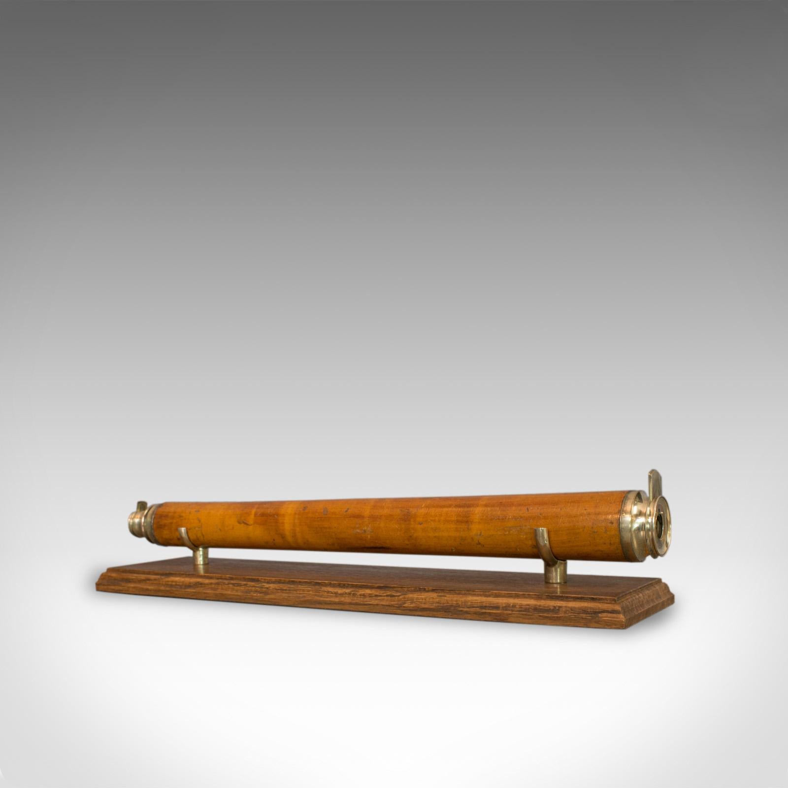 This is an antique telescope, a single draw refractor for terrestrial or astronomical use. An English, Georgian piece dating to the mid-18th century, circa 1760.

Perfect for bird watching, landscape appreciation, wildlife stalking, or maritime