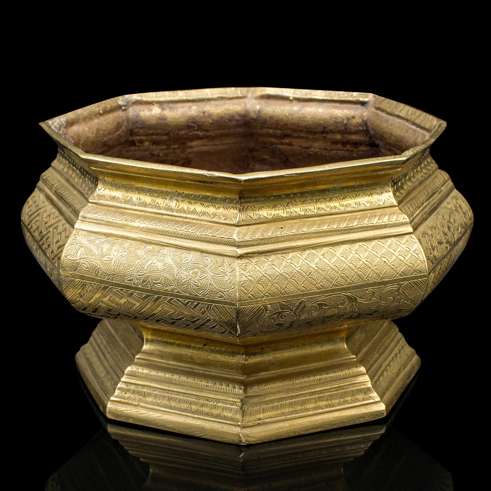 Antico piatto di noci di betel a forma di tempio, indonesiano, supporto per sirena in ottone inciso, vittoriano in vendita 5