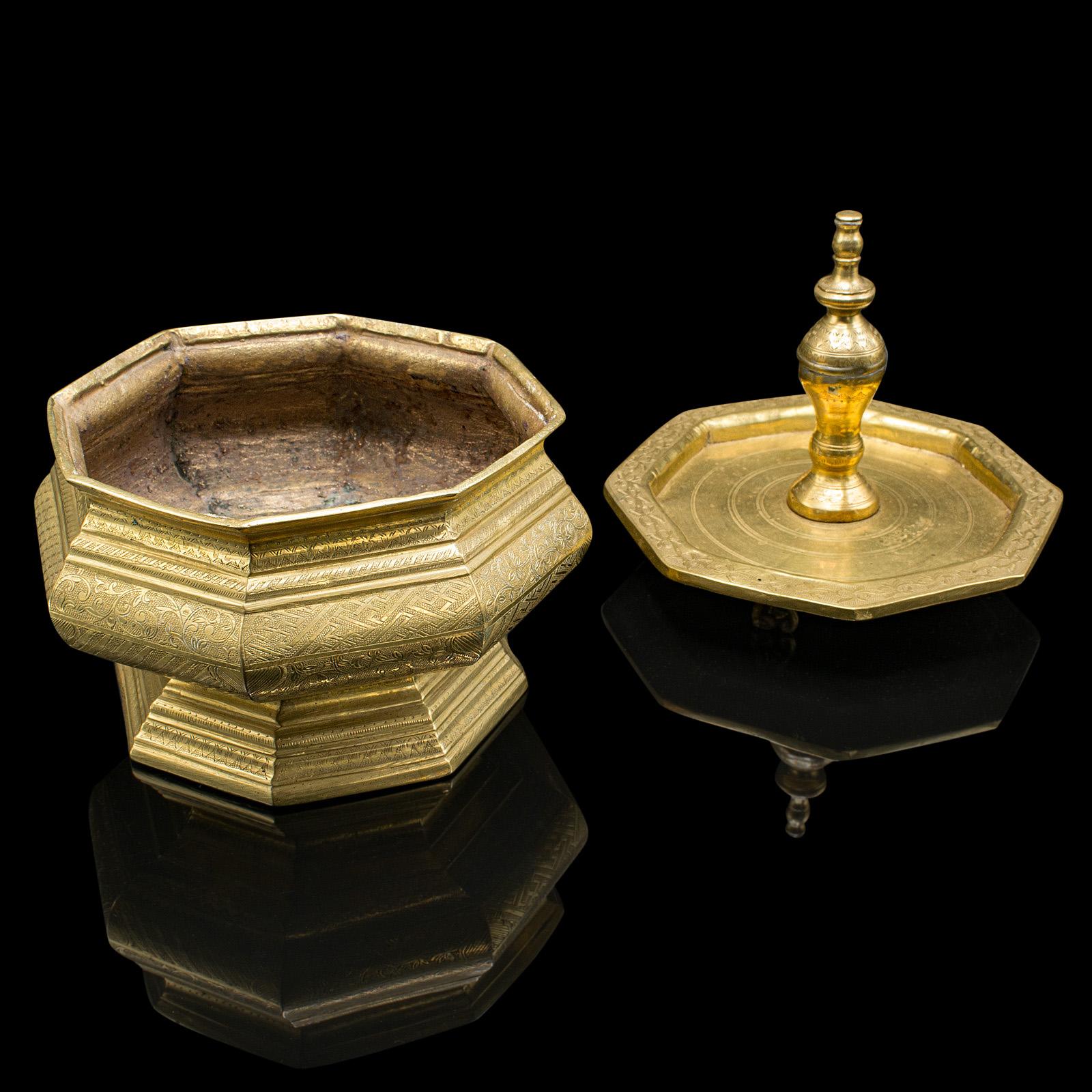 Questo è un antico piatto da betel del tempio. Un supporto per sirena indonesiano in ottone inciso, risalente al primo periodo vittoriano, circa 1850. Ricco di decorazioni e di importanza regionale, questo bell'esempio mostra una superba abilità