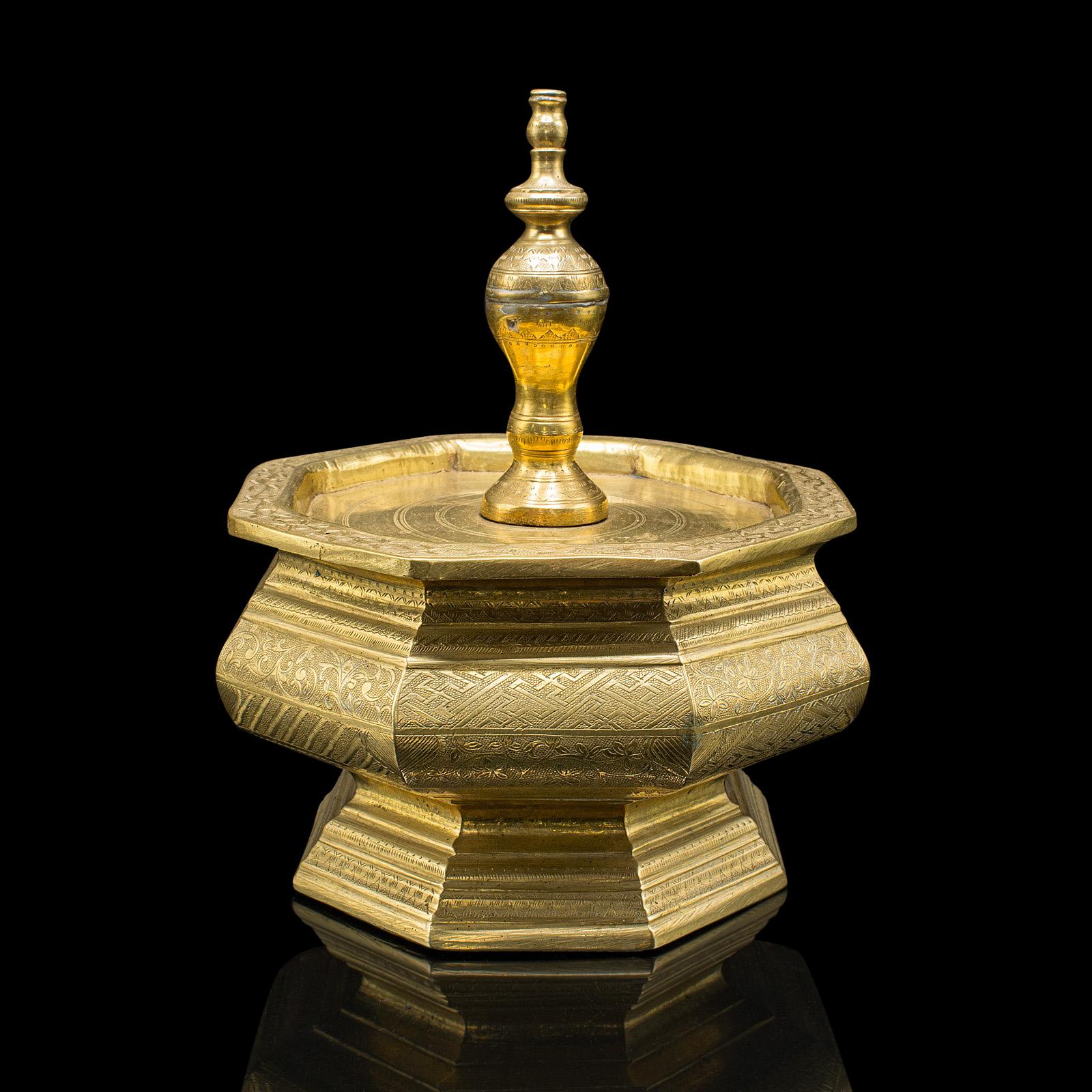 Vittoriano Antico piatto di noci di betel a forma di tempio, indonesiano, supporto per sirena in ottone inciso, vittoriano in vendita