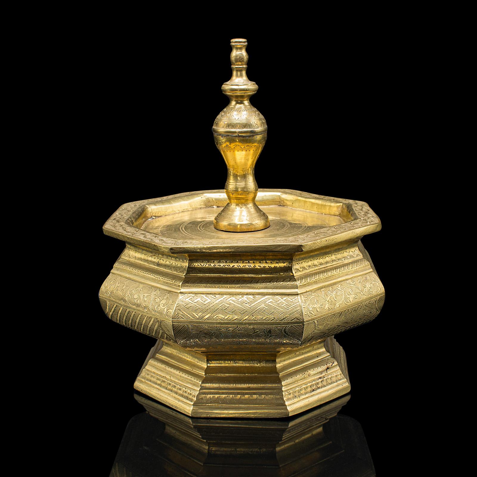 Antico piatto di noci di betel a forma di tempio, indonesiano, supporto per sirena in ottone inciso, vittoriano In condizioni buone in vendita a Hele, Devon, GB