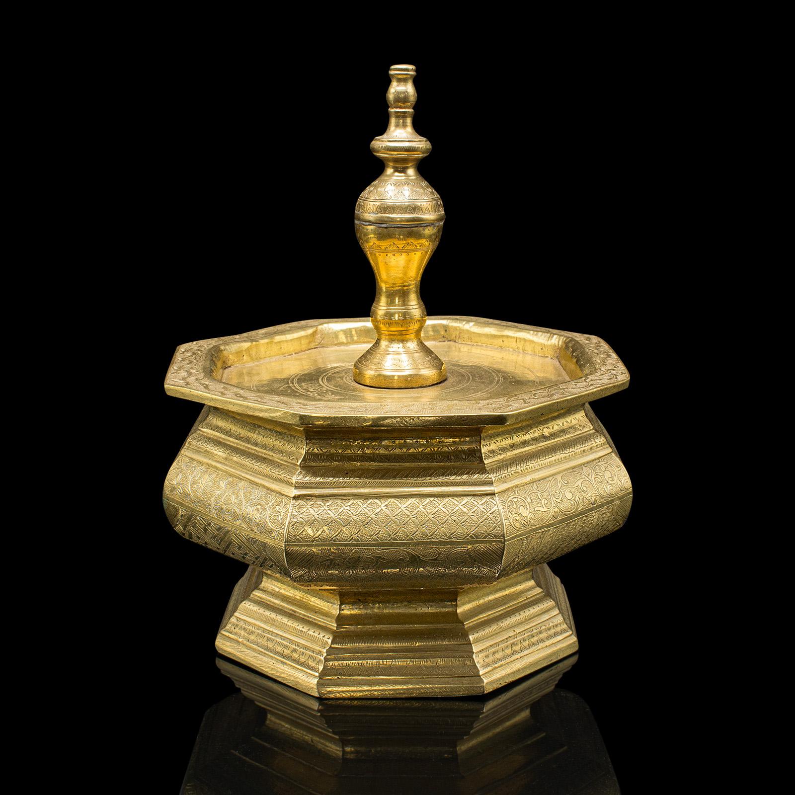 Metà XIX secolo Antico piatto di noci di betel a forma di tempio, indonesiano, supporto per sirena in ottone inciso, vittoriano in vendita