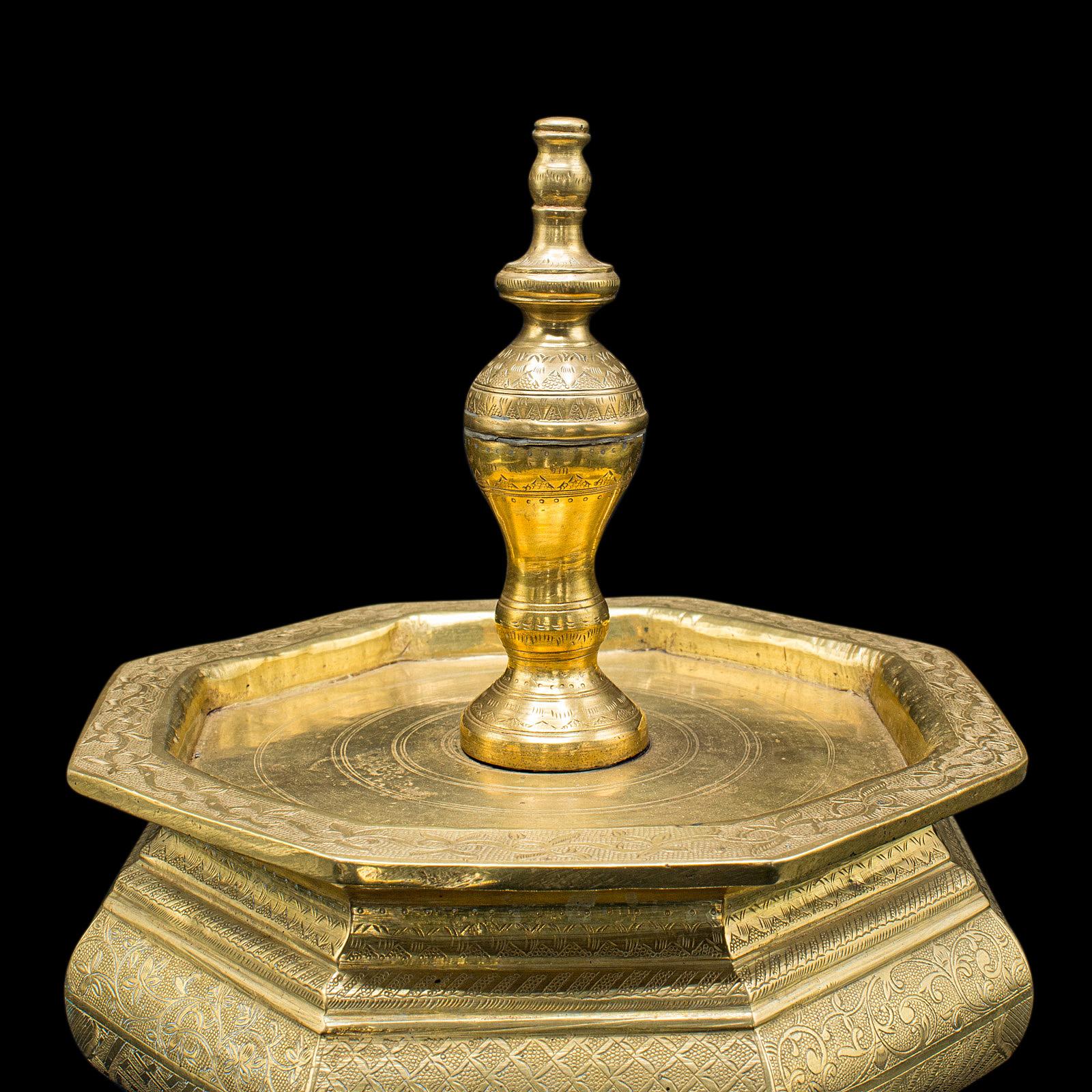 Ottone Antico piatto di noci di betel a forma di tempio, indonesiano, supporto per sirena in ottone inciso, vittoriano in vendita