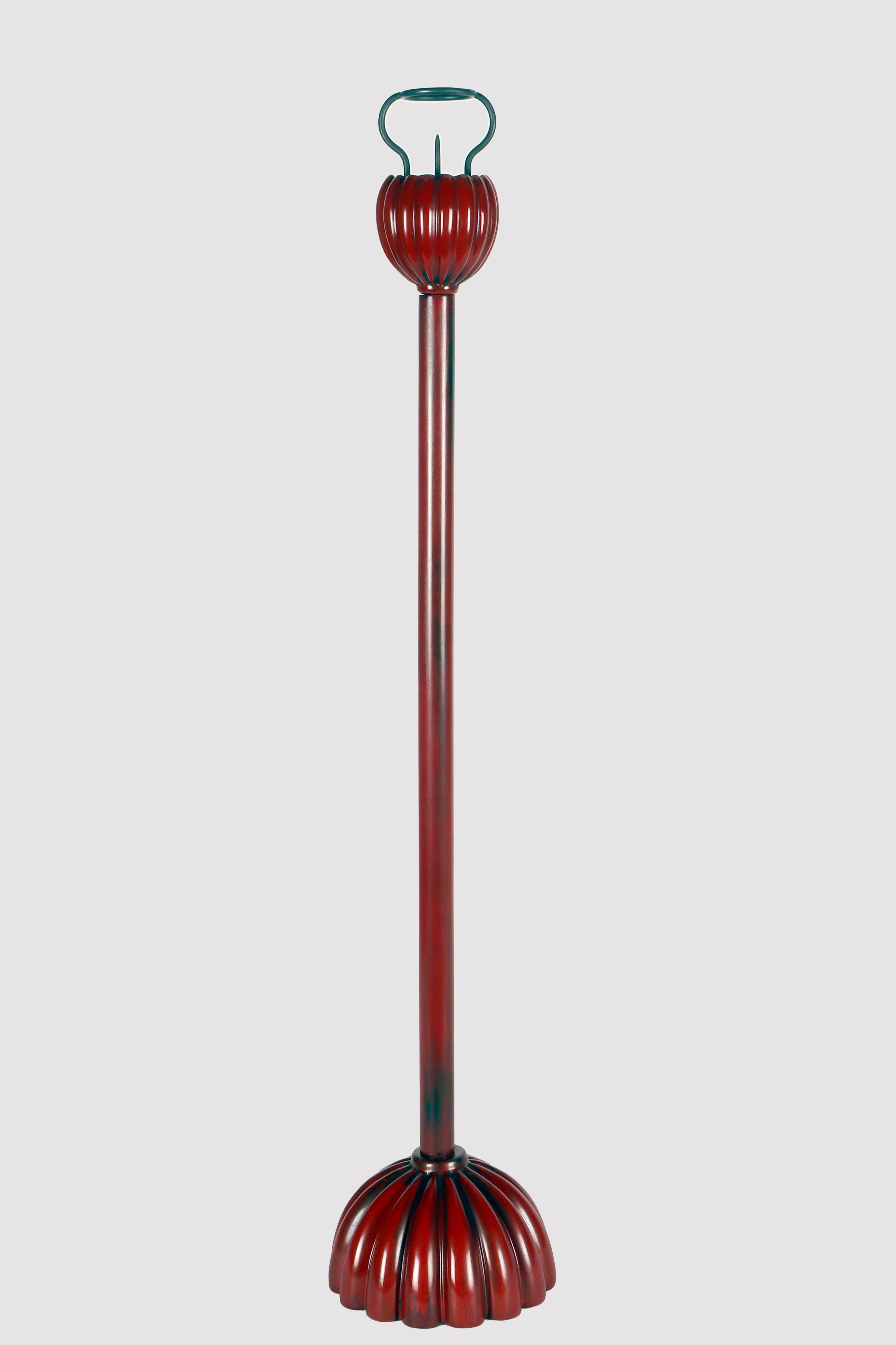 Antique red lacquer wood temple Shokudai candlestick with crysantenum shaped base, original finish consistent of its age. Bronze spike candle holder at top. Meiji period (1868-1912), Japon end of 19th century.