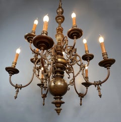 Lustre de château antique à dix bras de lumière en bronze