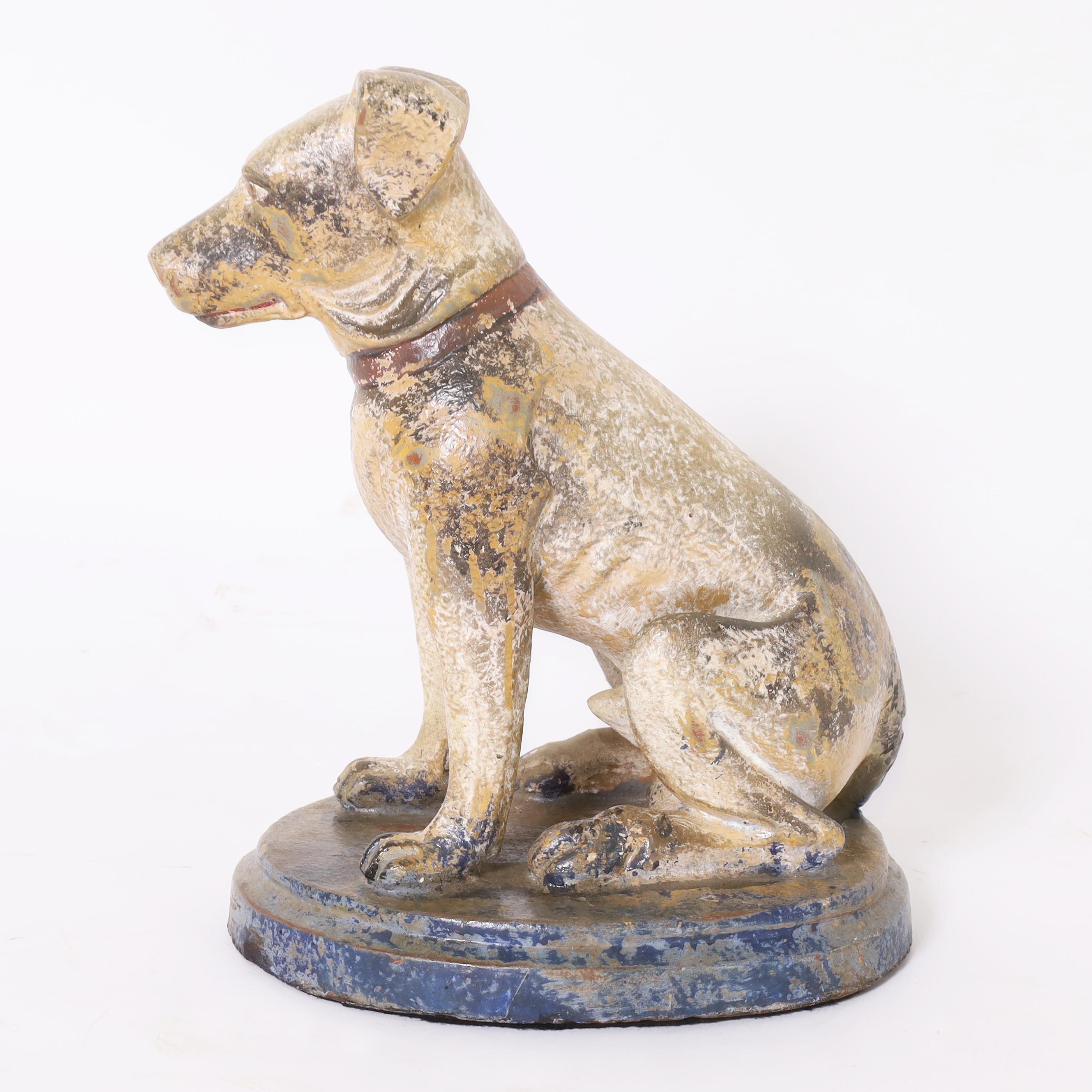 Encantadora figura inglesa antigua de perro sentado realizada en terracota y decorada a mano con pintura, ahora desgastada a la perfección.