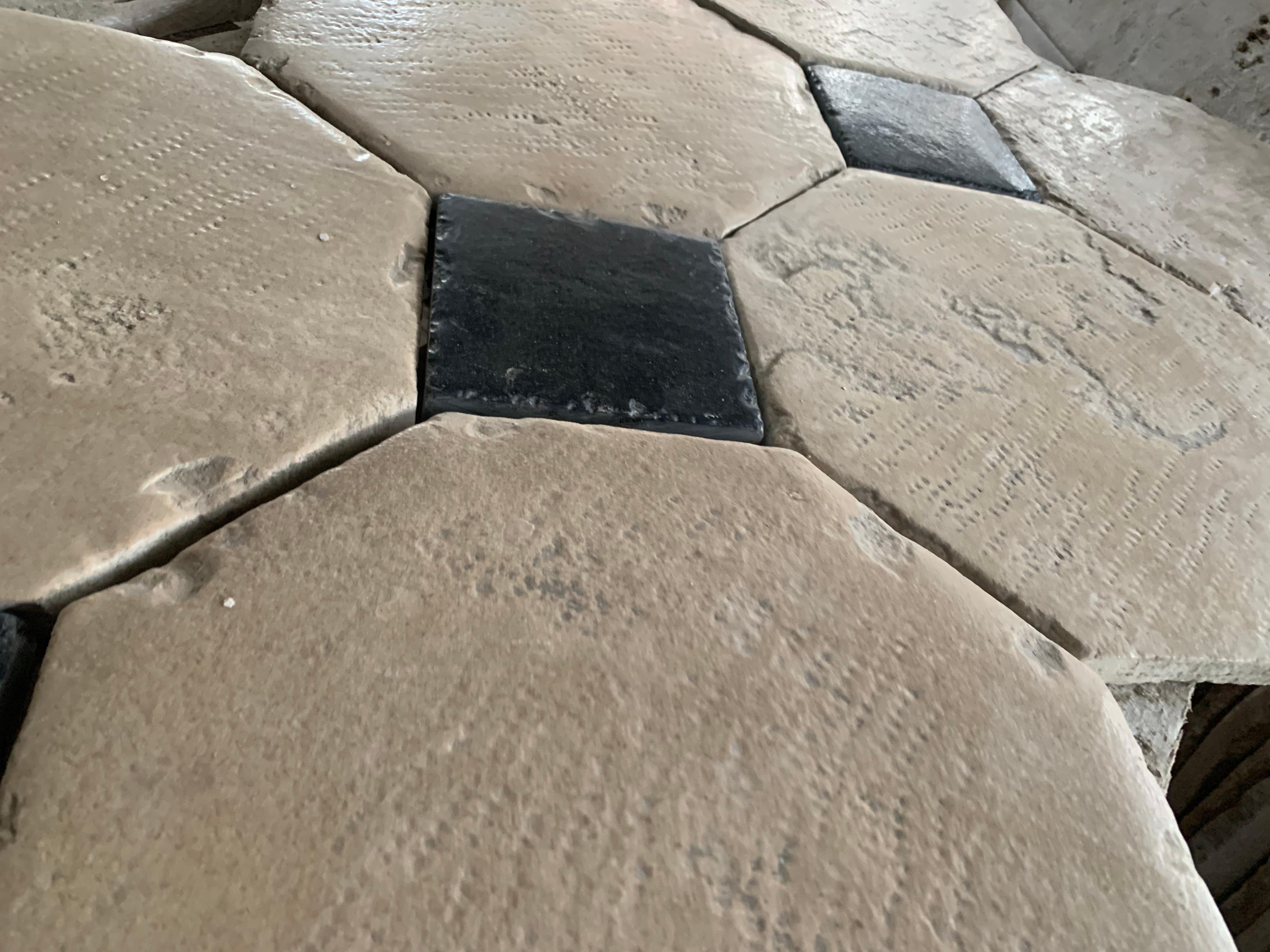 Antique limeStone flooring in Cabochon 18th Century For Sale 5