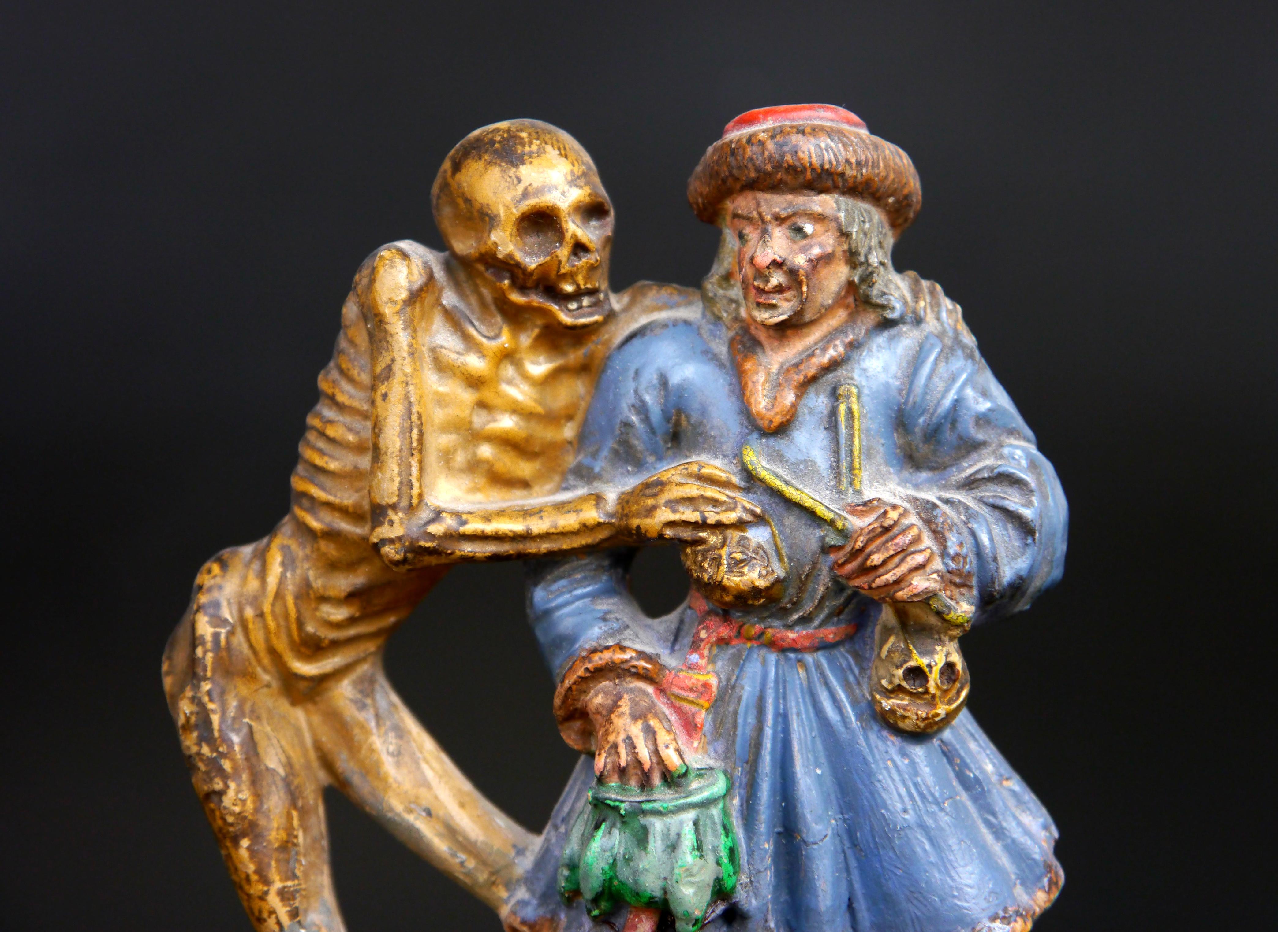 Neobarocco Antica figura in terracotta della morte e del mercante Basler Totentanz Macabre Zizenhausen in vendita