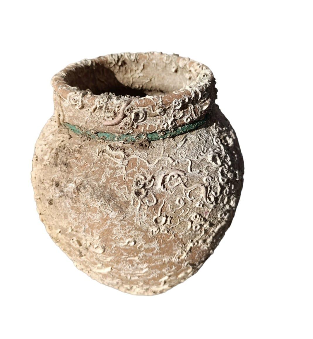 Estas ollas  son impresionantes  tesoros escultóricos  del mar.

Una maceta de terracota hecha a mano, sumergida bajo el mar y utilizada como trampa para pulpos individuales, de un precioso color rosa.
Las conchas de ostra crean bellas irisaciones
