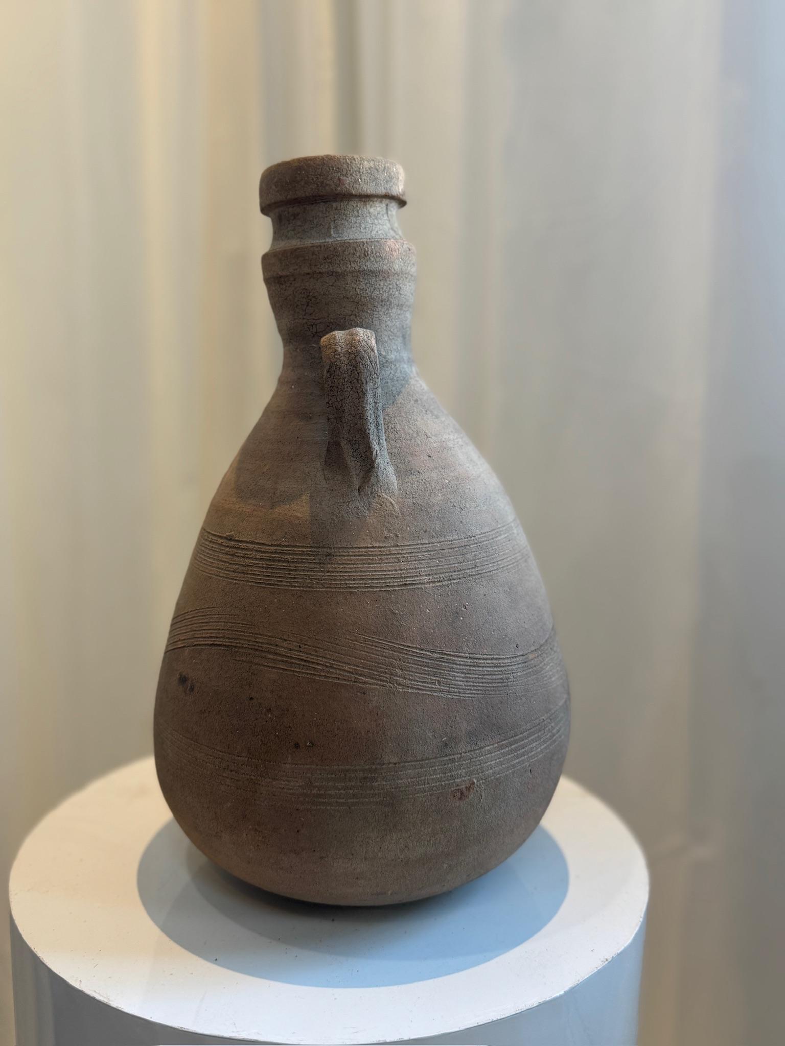 Antike Terrakotta Amphora im klassischen römischen Stil mit gealterter Patina (Europäisch) im Angebot