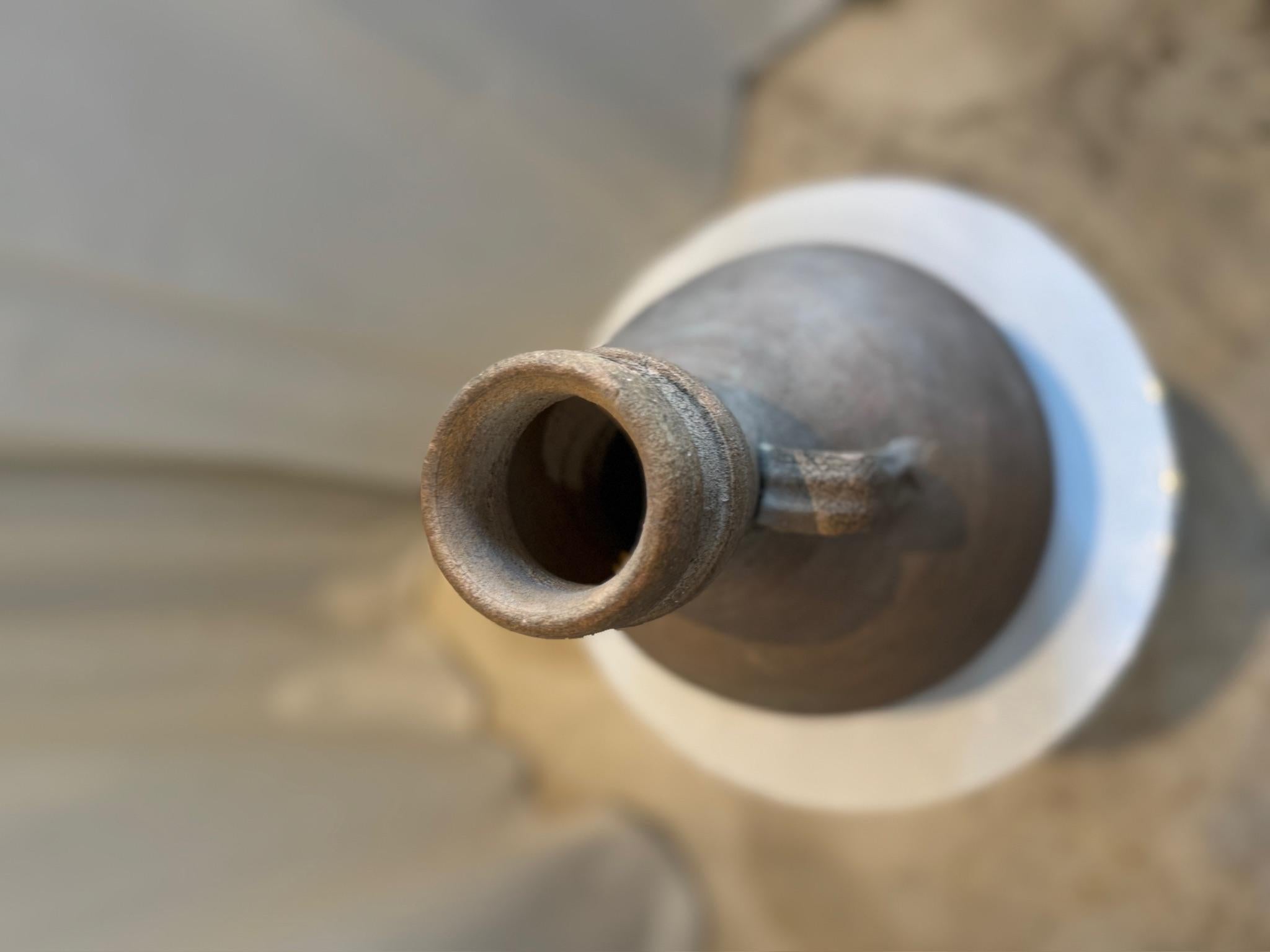 Antike Terrakotta Amphora im klassischen römischen Stil mit gealterter Patina (Radiert) im Angebot