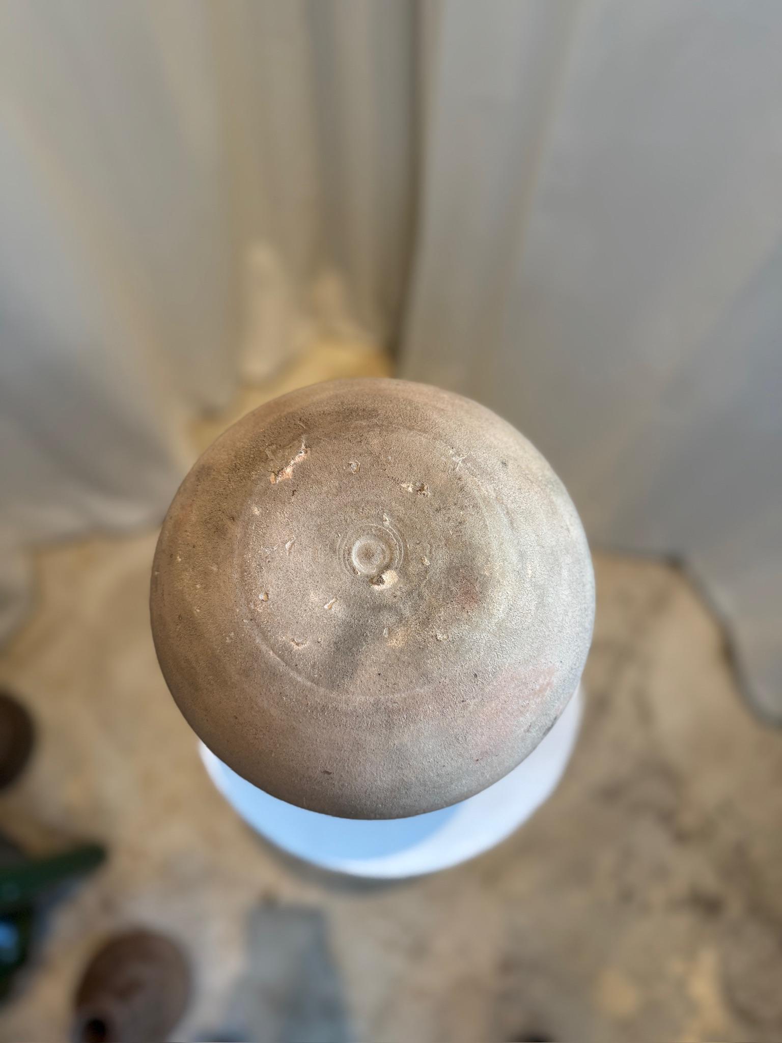 Antike Terrakotta Amphora im klassischen römischen Stil mit gealterter Patina im Zustand „Gut“ im Angebot in West Hollywood, CA