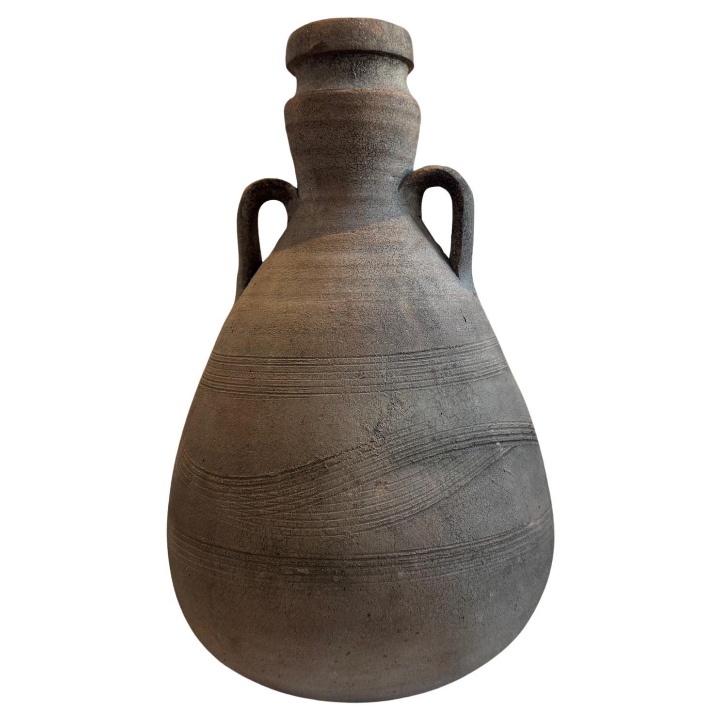 Anfora antica in terracotta in stile classico romano con patina invecchiata