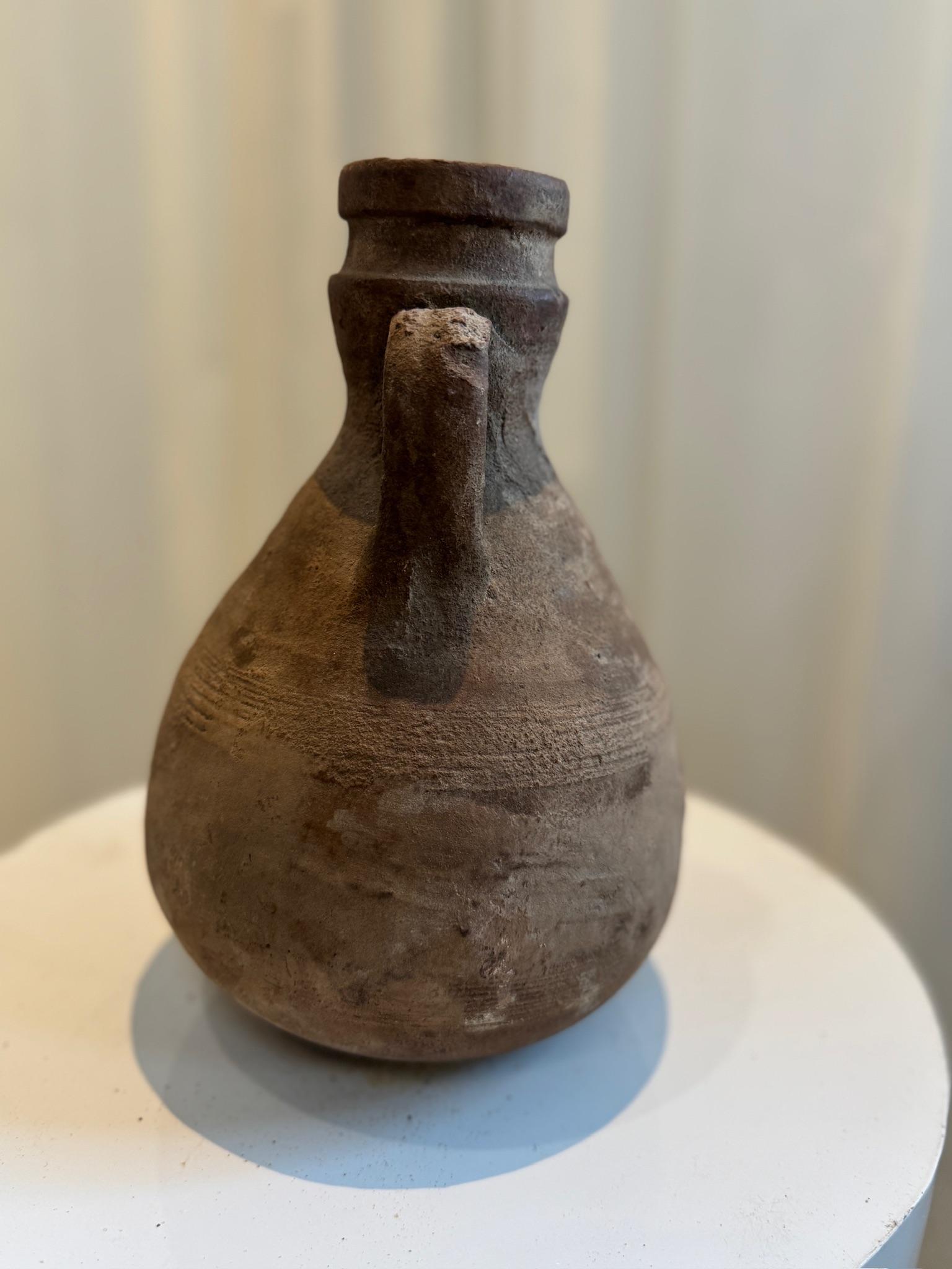 Antigua vasija de terracota estilo ánfora con asas dobles Europeo en venta