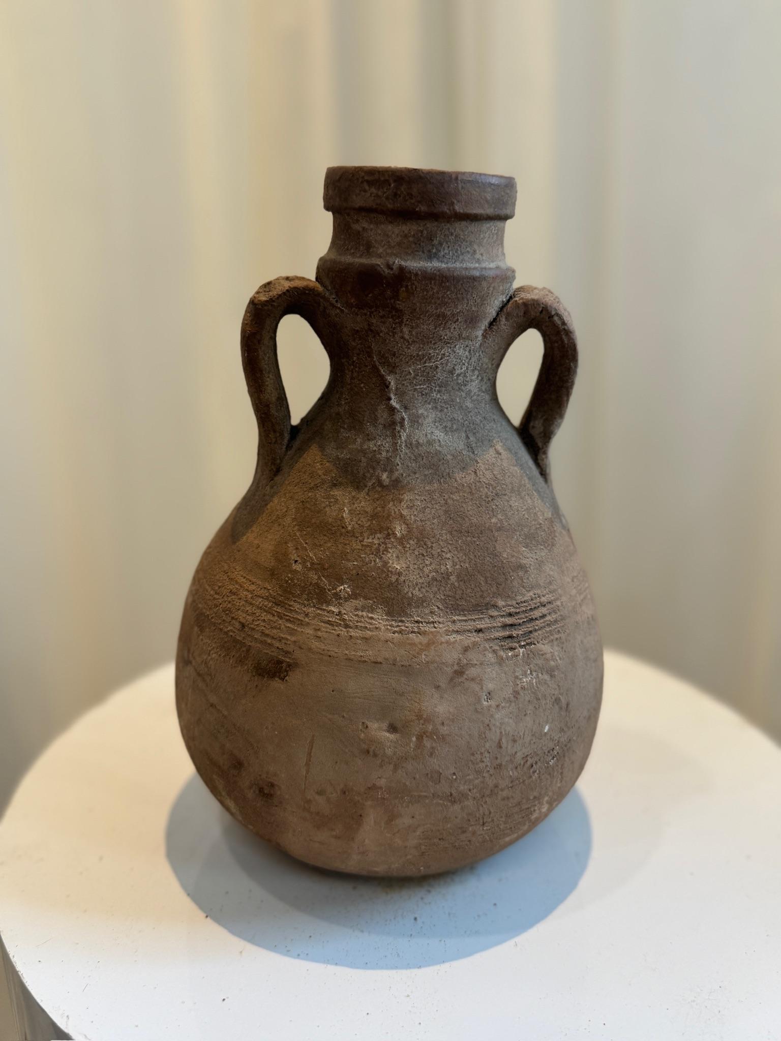 Antigua vasija de terracota estilo ánfora con asas dobles Hecho a mano en venta