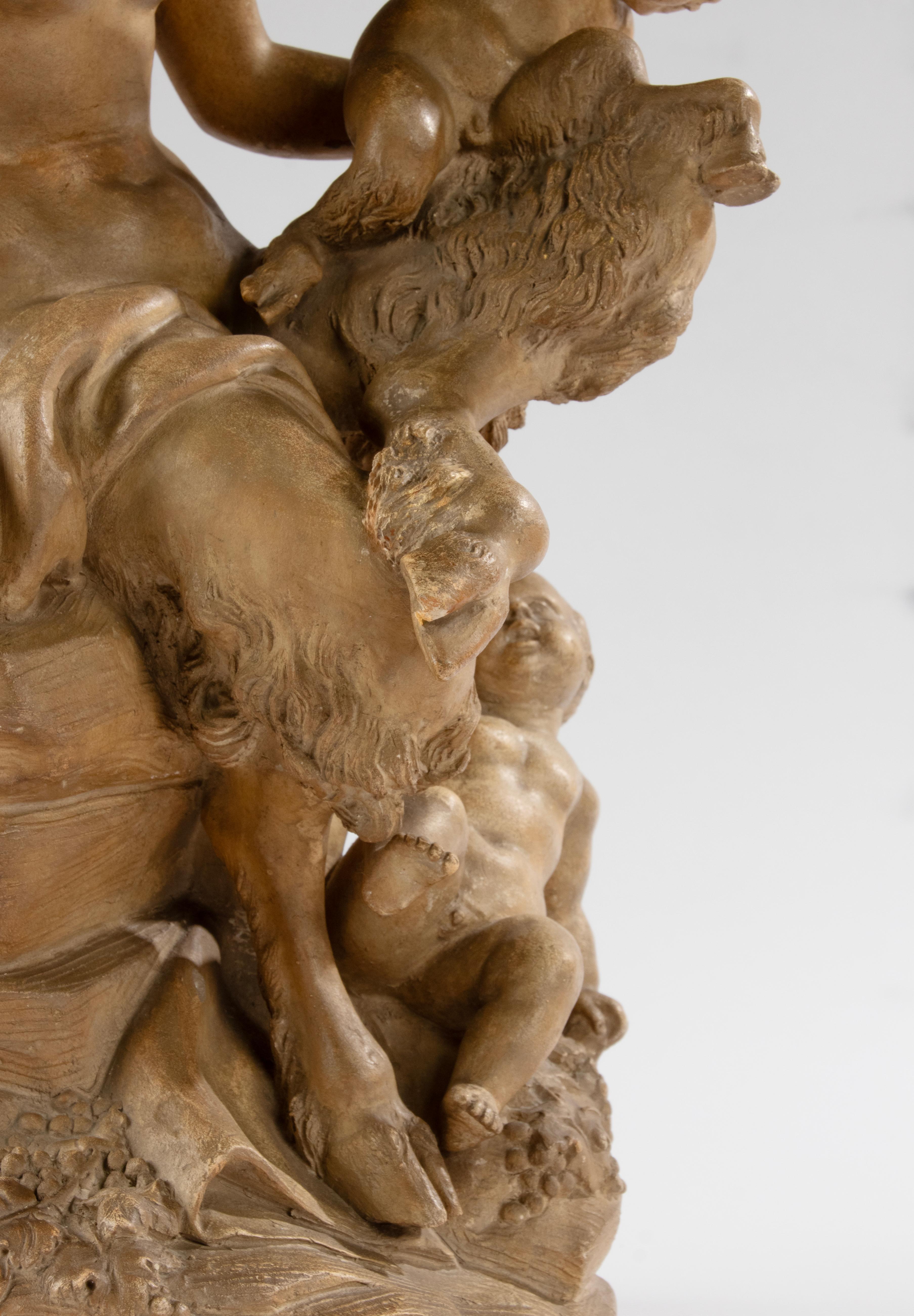 Sculpture ancienne de Bacchanale en terre cuite avec un faune et des putti - d'après Clodion en vente 6