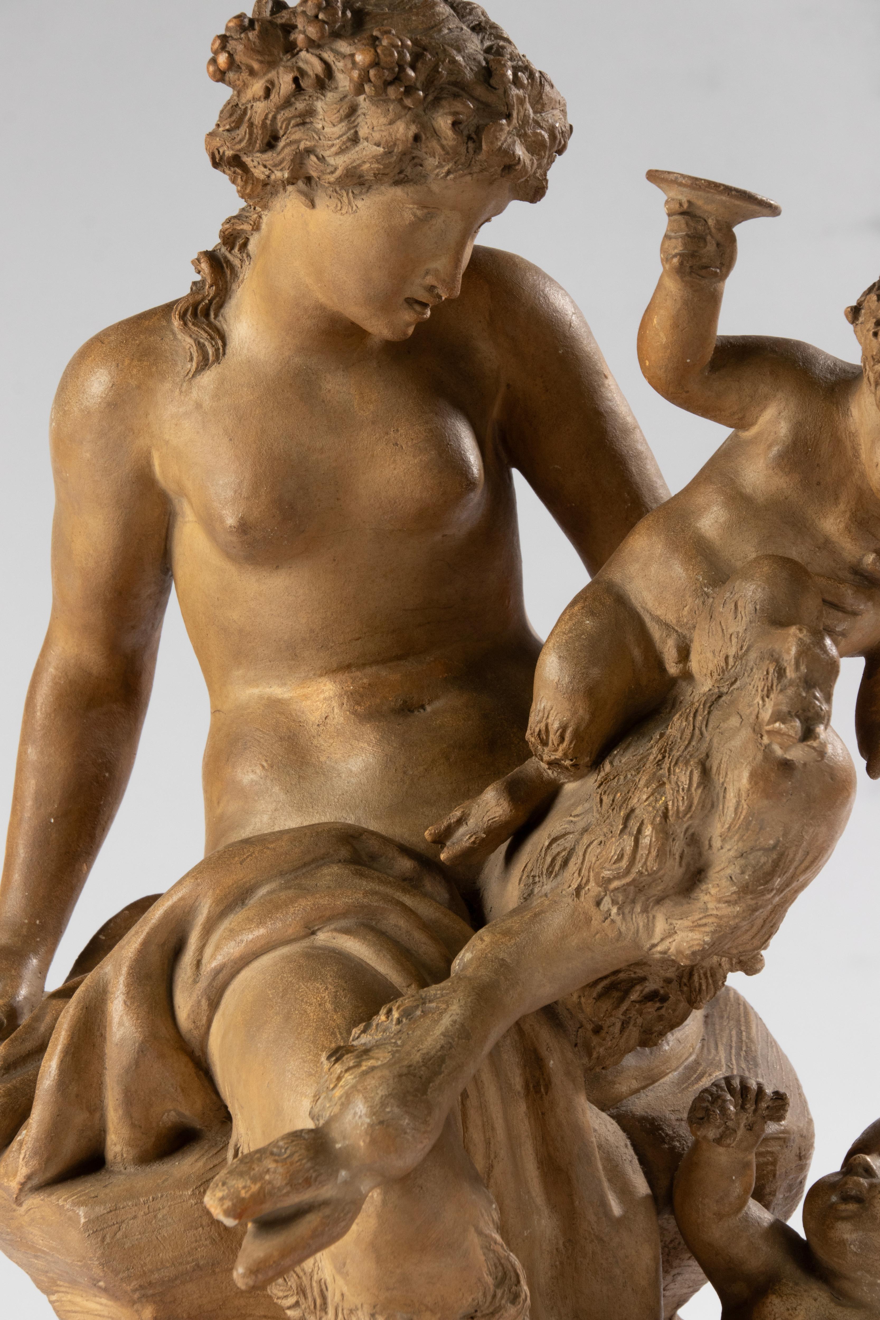 Feine französische mythologische Terrakotta-Skulptur nach Clodion (Claude Michel Clodion 1738 - 1814), die einen jungen weiblichen Faun/Satyr darstellt, der mit zwei Bacchantinnen spielt, von denen eine einen Kelch hält, umgeben von Weinblättern.