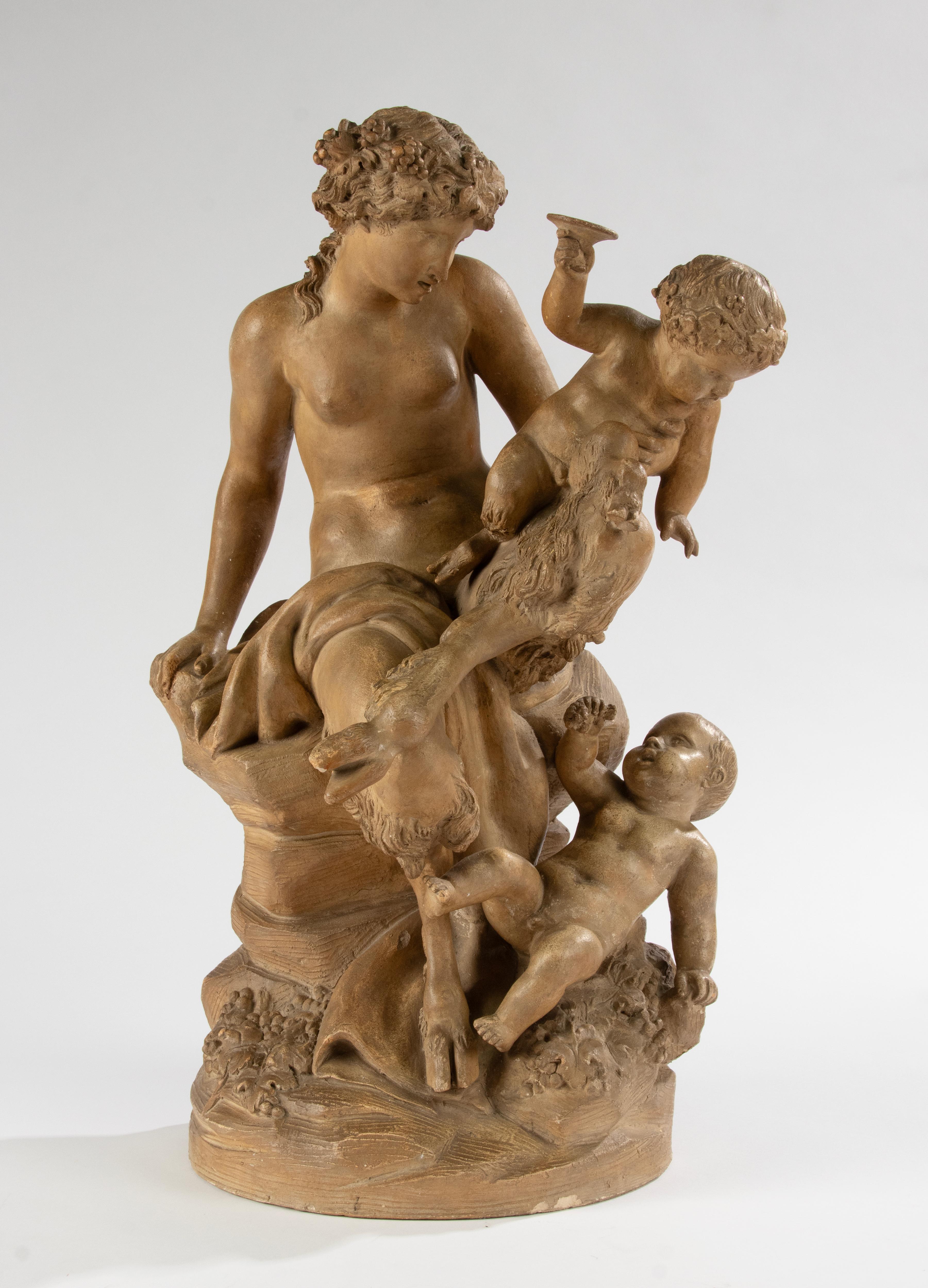 Rococo Sculpture ancienne de Bacchanale en terre cuite avec un faune et des putti - d'après Clodion en vente