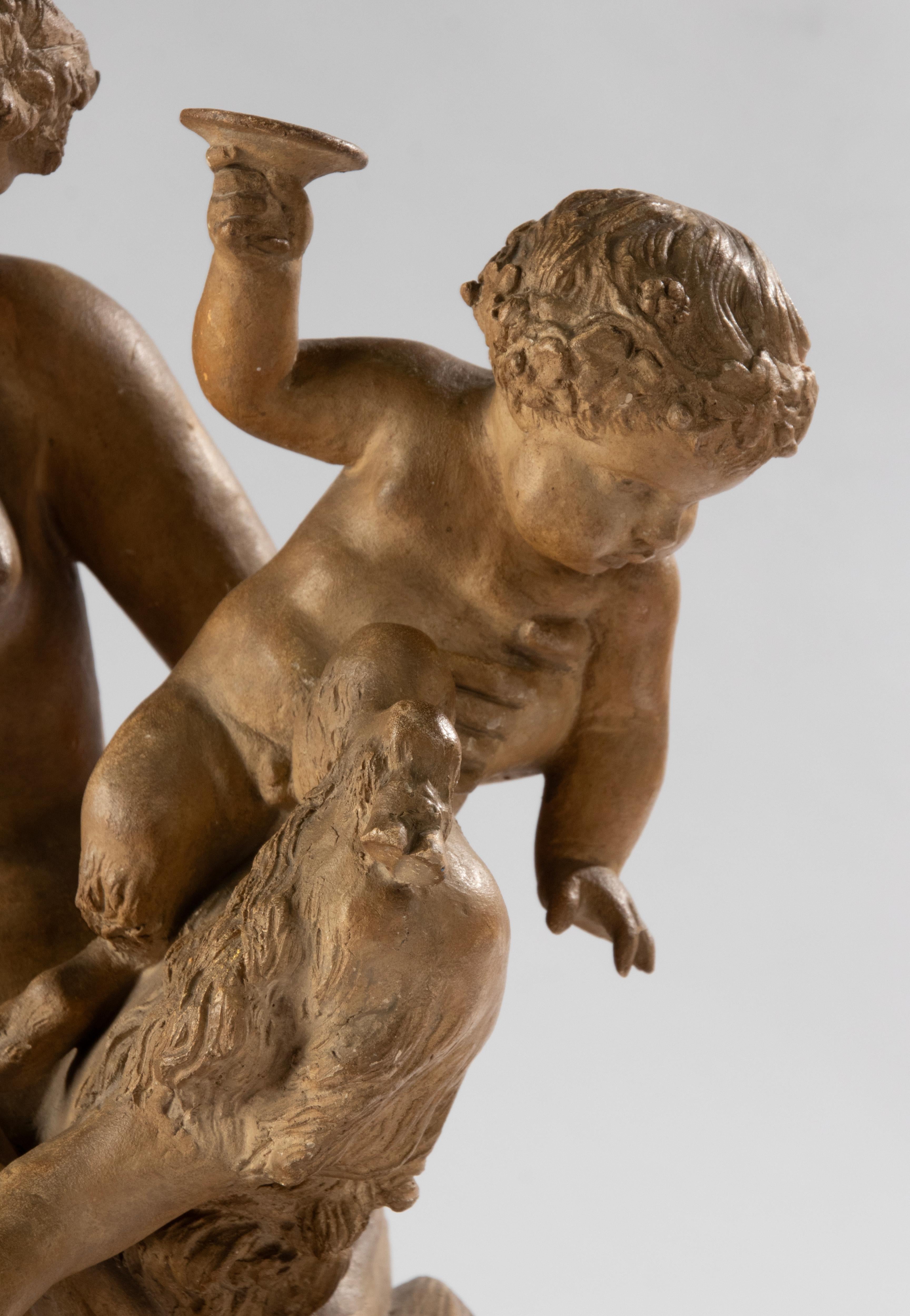 Antike Bacchanale-Skulptur aus Terrakotta mit Faun und Putten – nach Clodion (Französisch) im Angebot