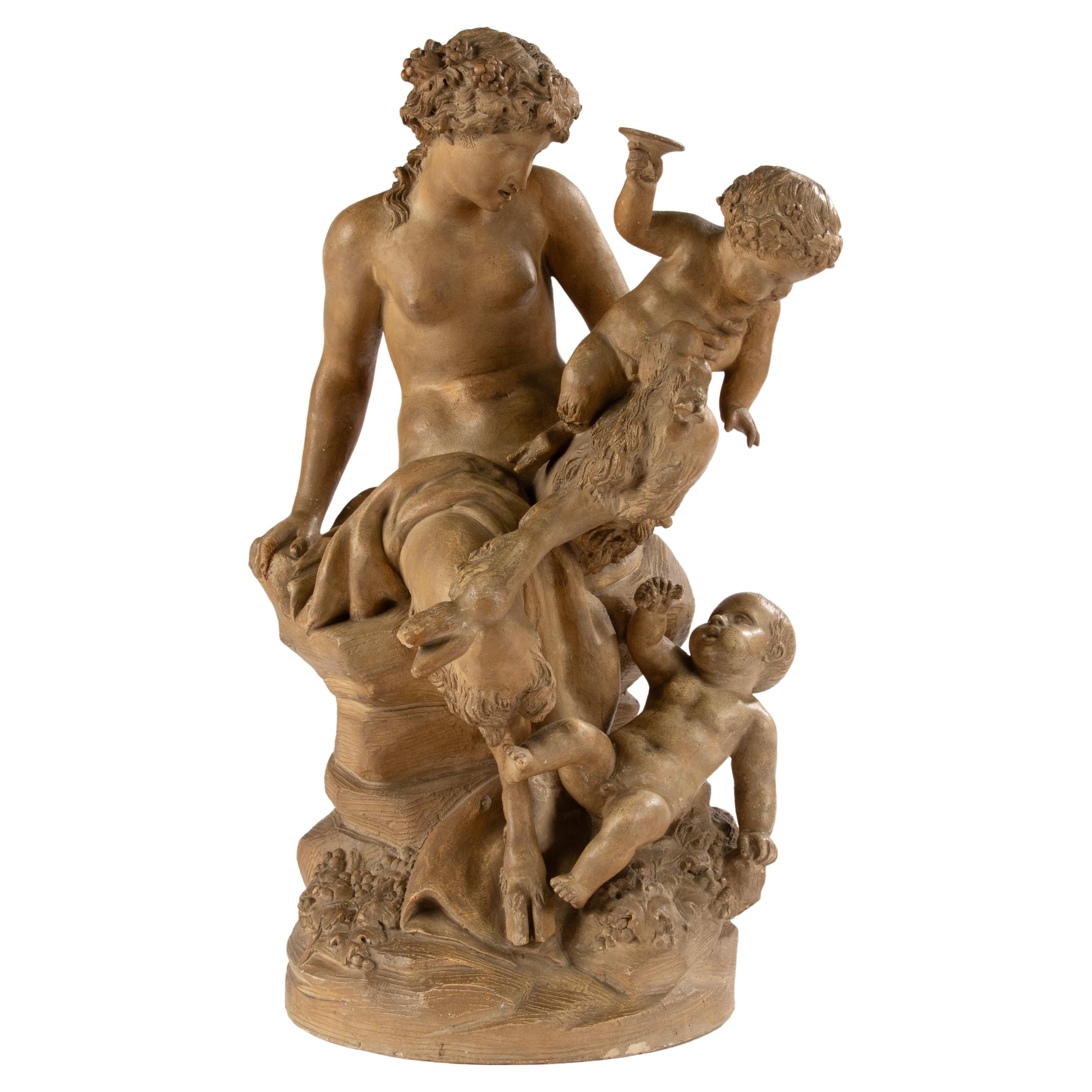 Sculpture ancienne de Bacchanale en terre cuite avec un faune et des putti - d'après Clodion